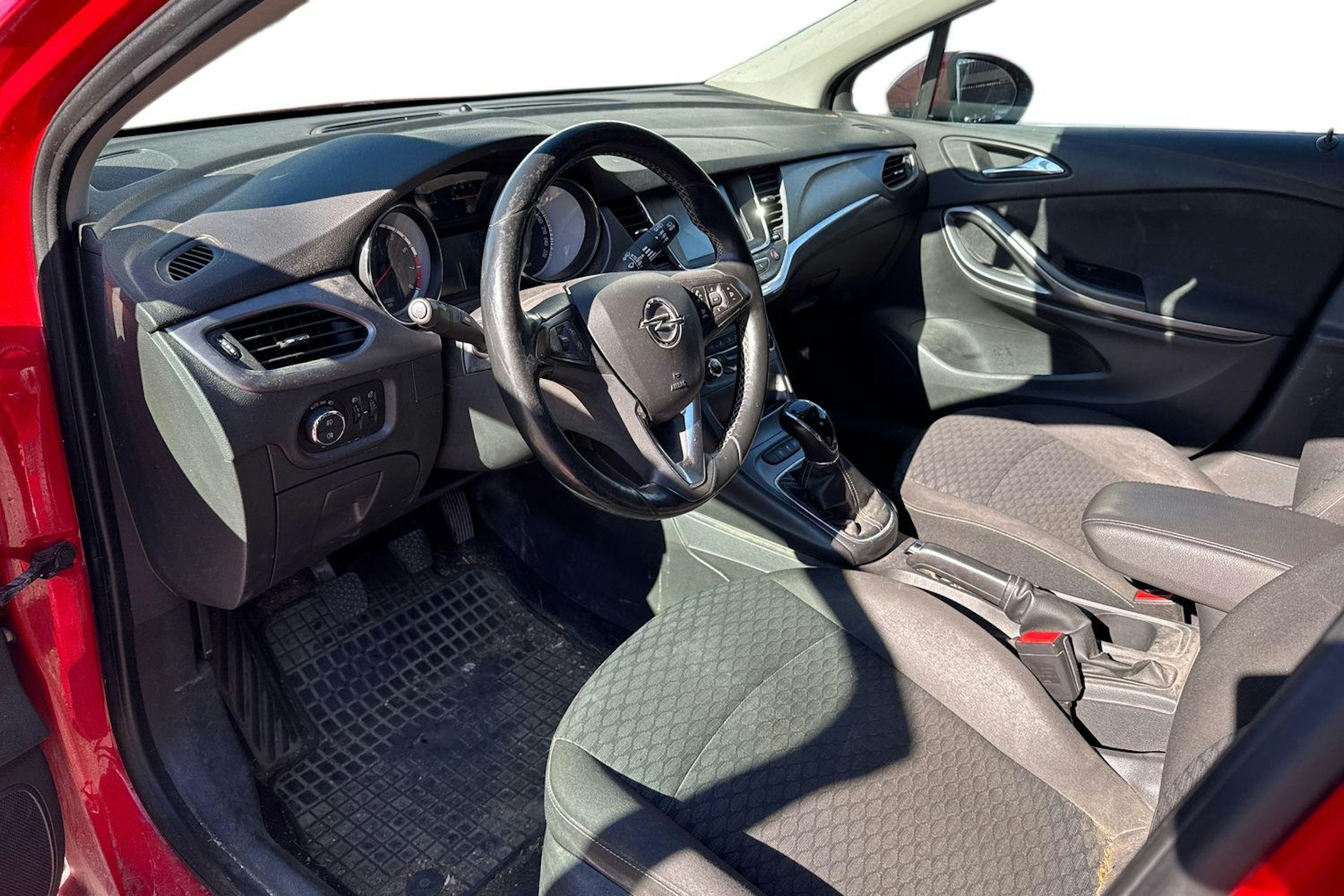 punainen Opel Astra 2016 kuva 3.