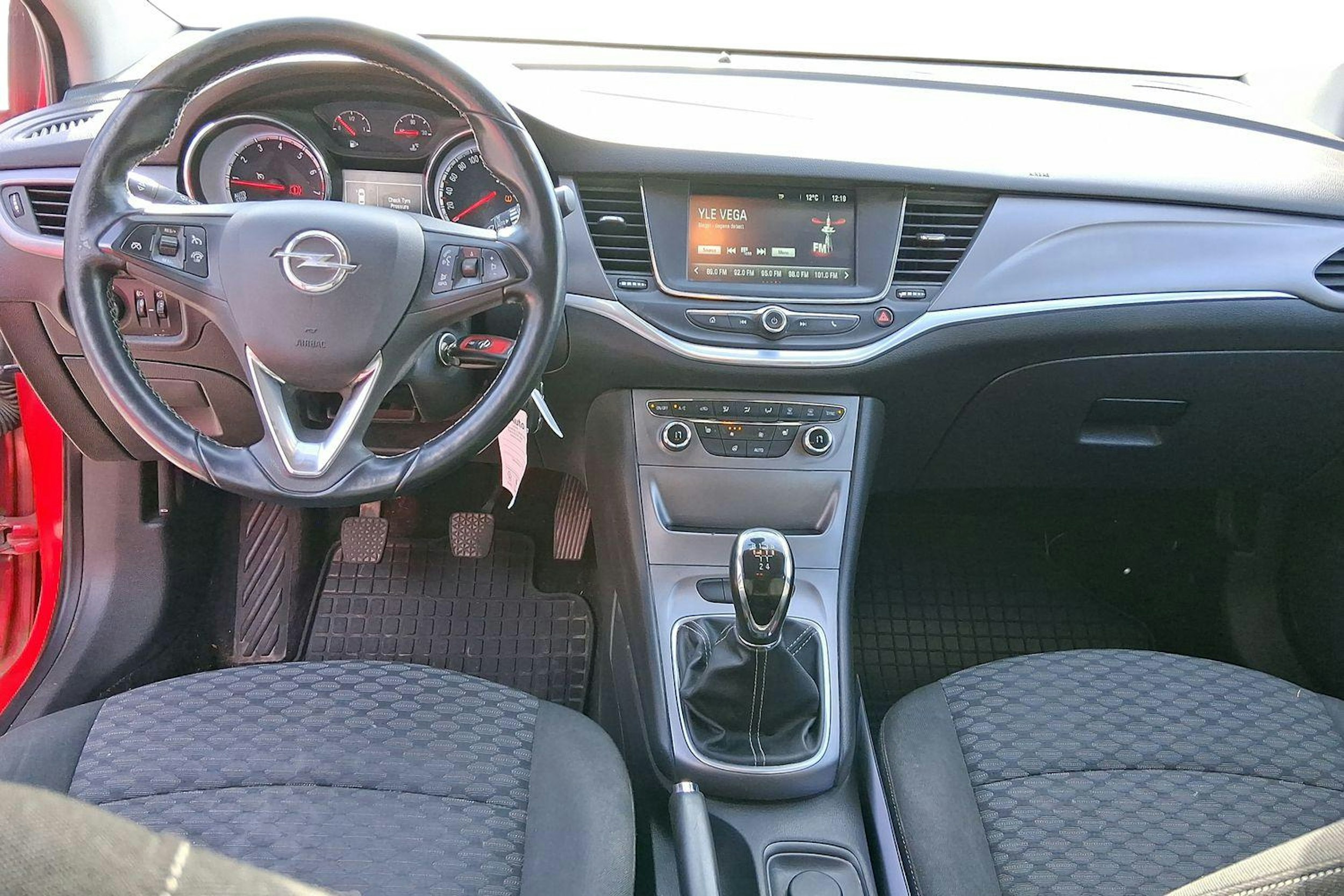punainen Opel Astra 2016 kuva 9.