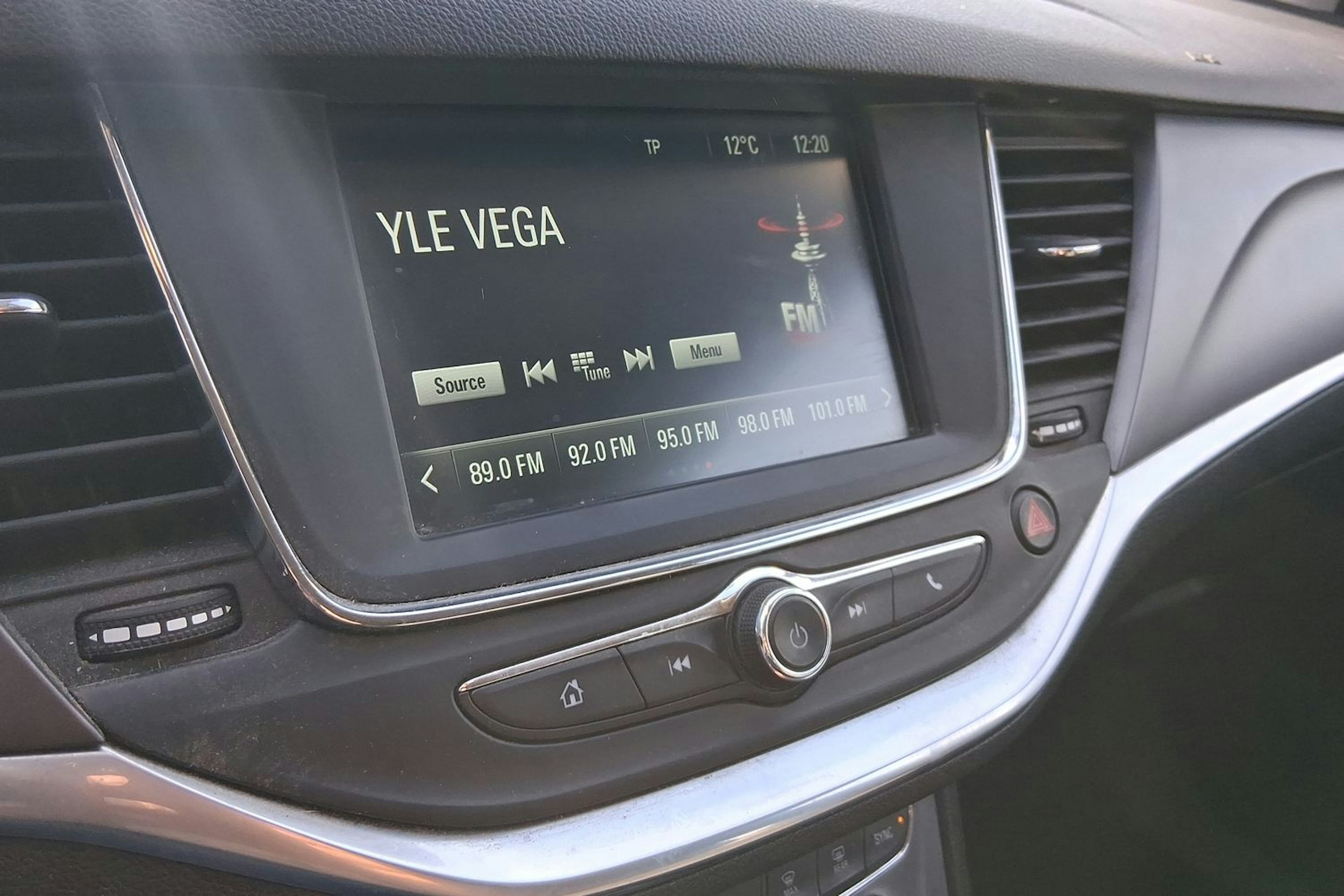 punainen Opel Astra 2016 kuva 16.