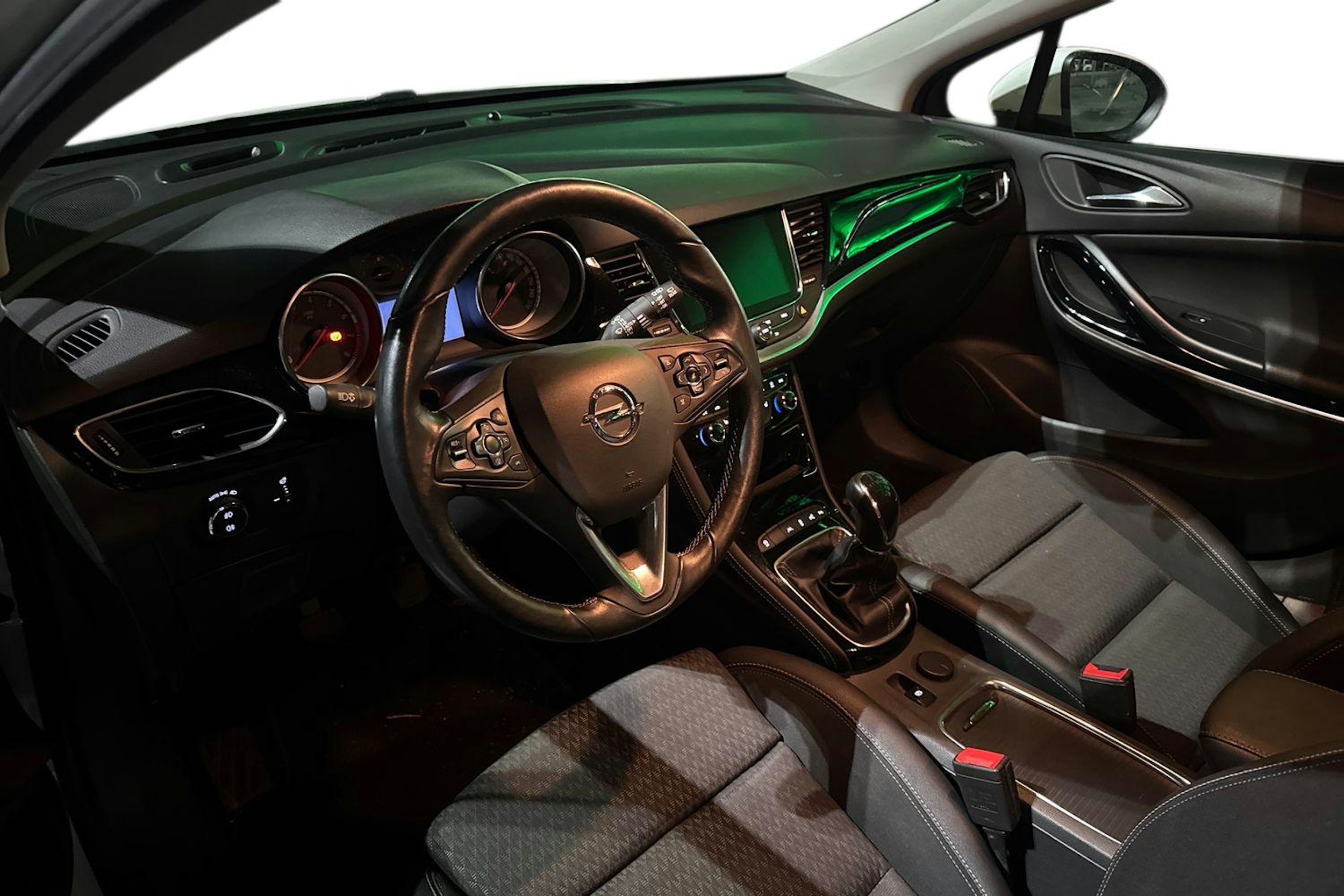 valkoinen Opel Astra 2016 kuva 3.