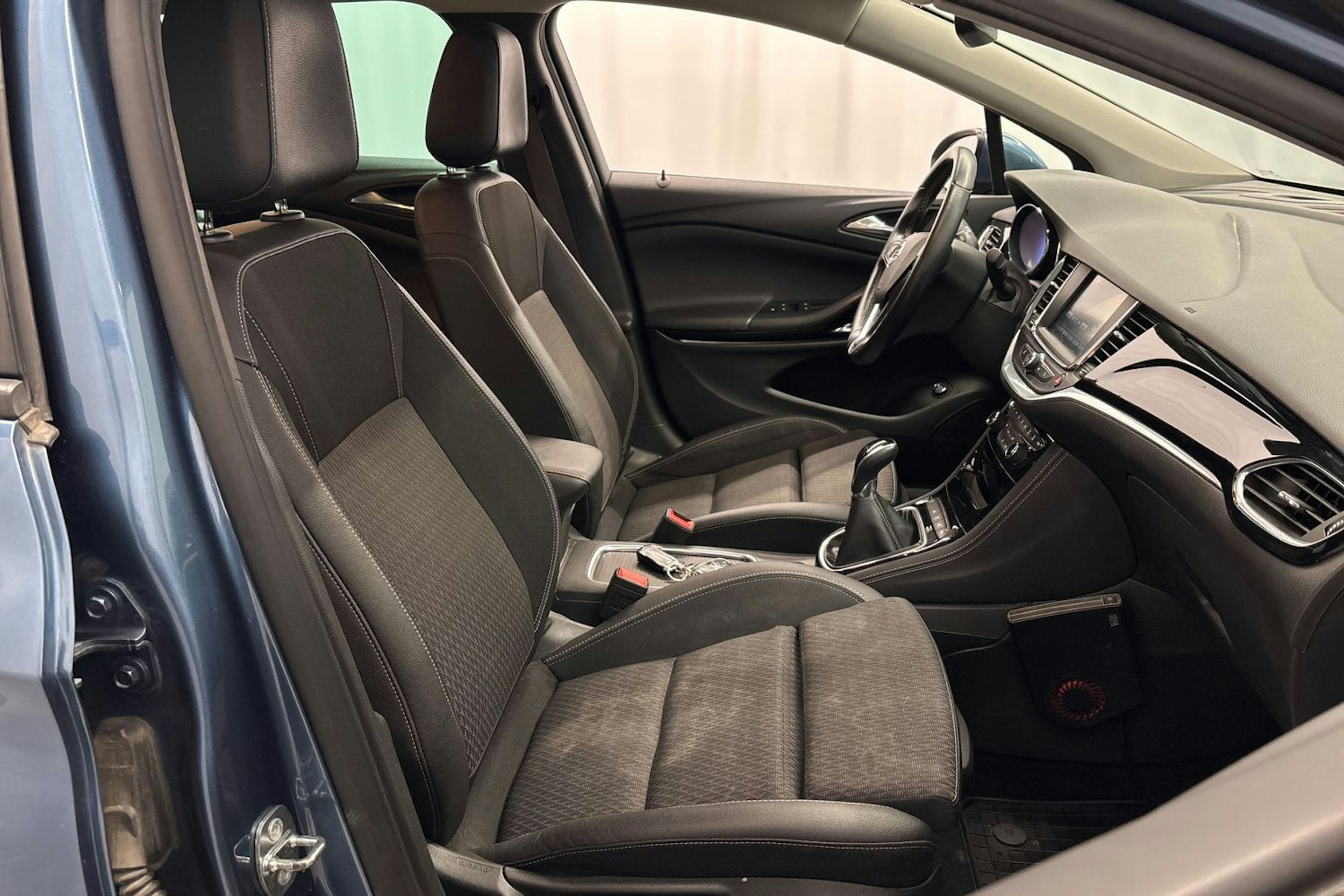 sininen Opel Astra 2016 kuva 11.