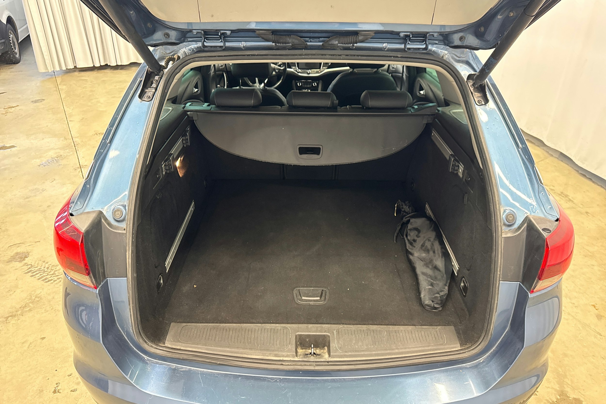 sininen Opel Astra 2016 kuva 25.