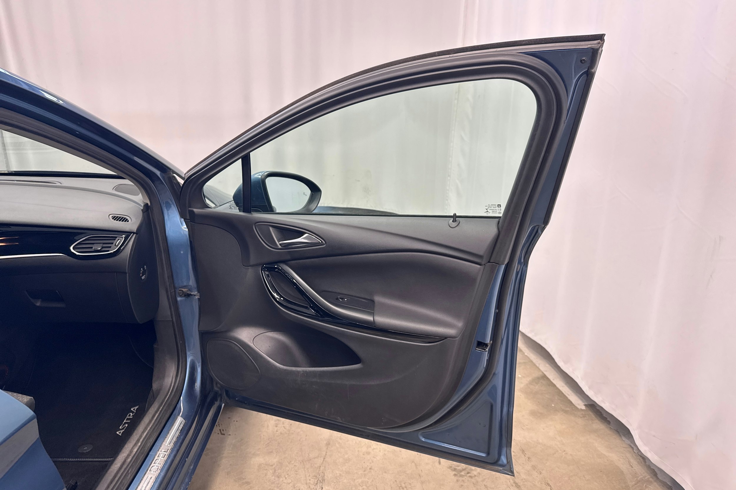 sininen Opel Astra 2016 kuva 30.