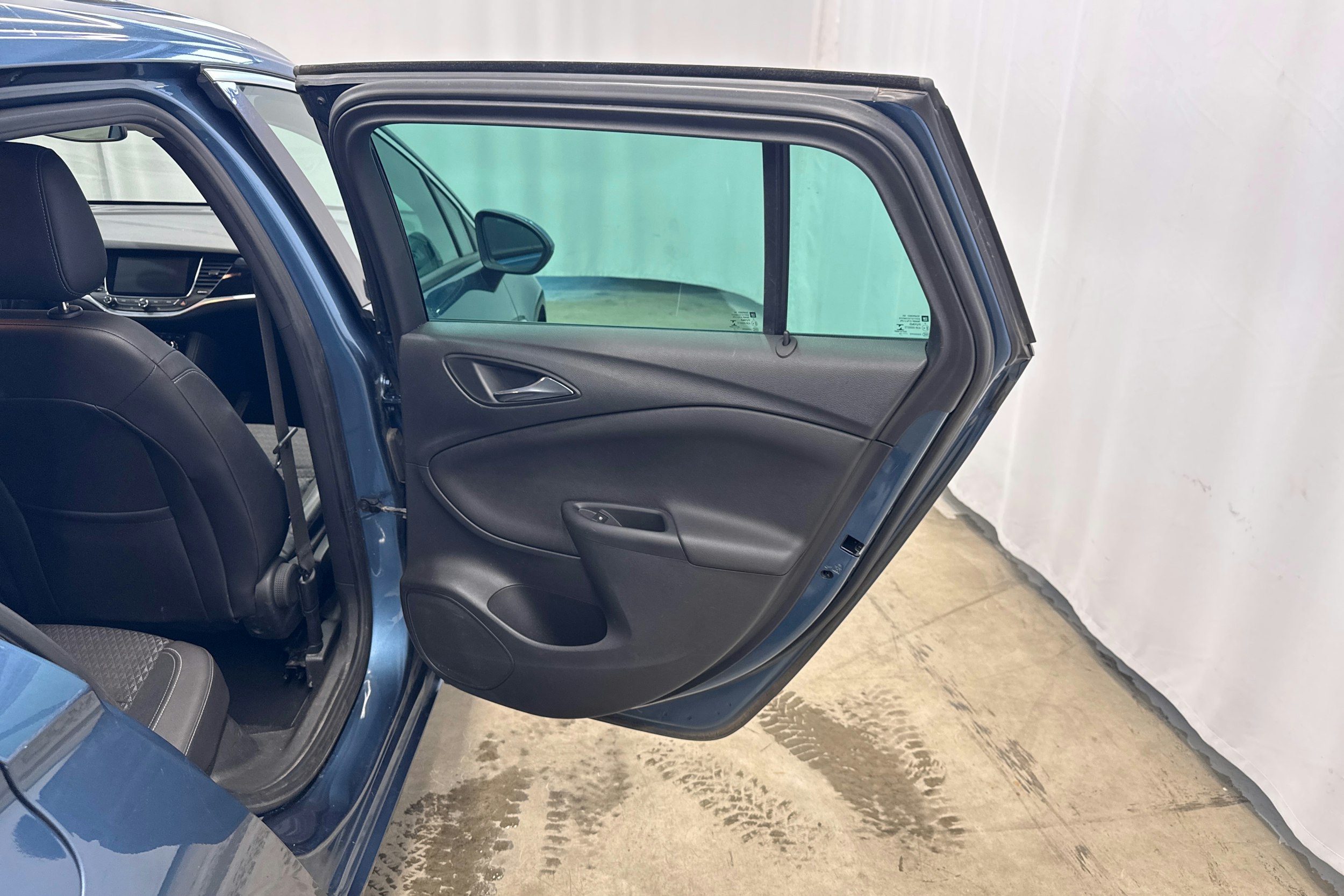 sininen Opel Astra 2016 kuva 31.