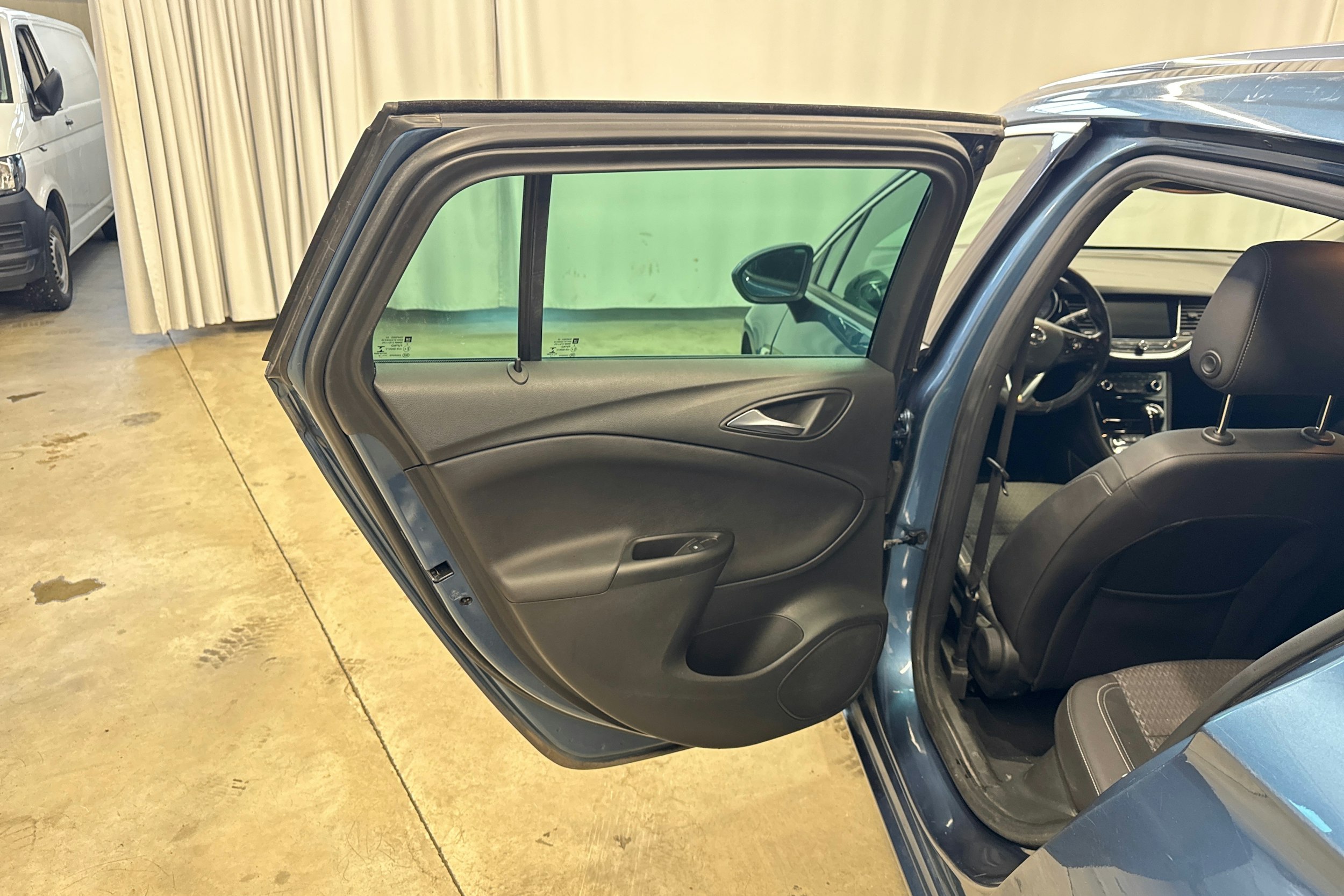 sininen Opel Astra 2016 kuva 32.