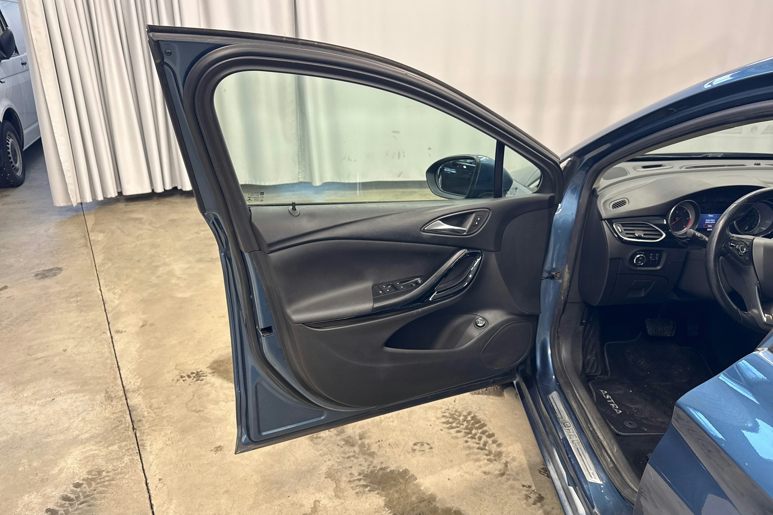 sininen Opel Astra 2016 kuva 33.
