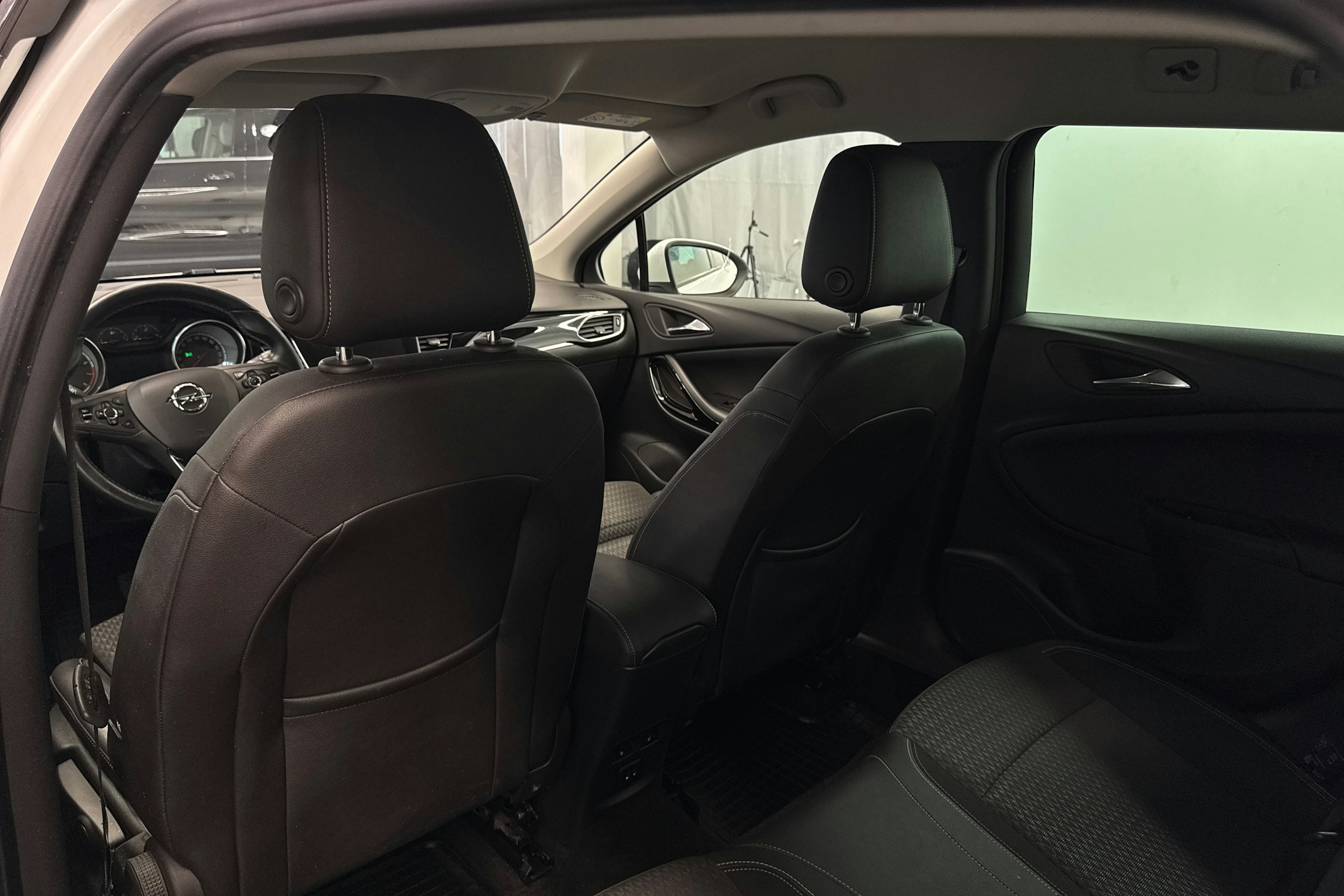 valkoinen Opel Astra 2016 kuva 14.