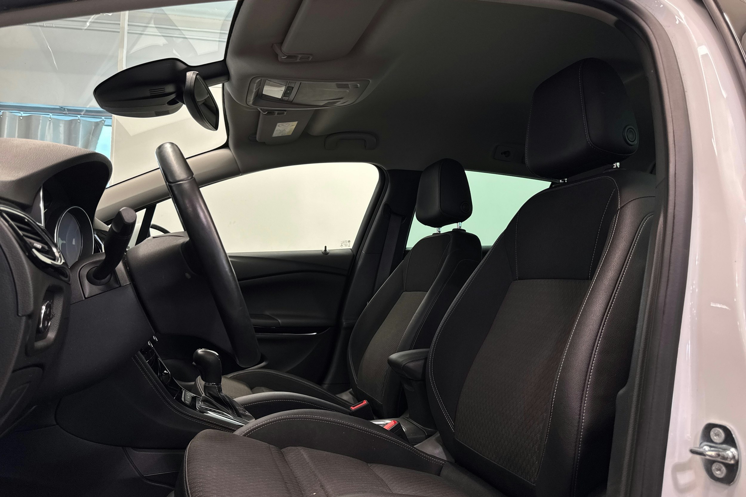 valkoinen Opel Astra 2016 kuva 15.