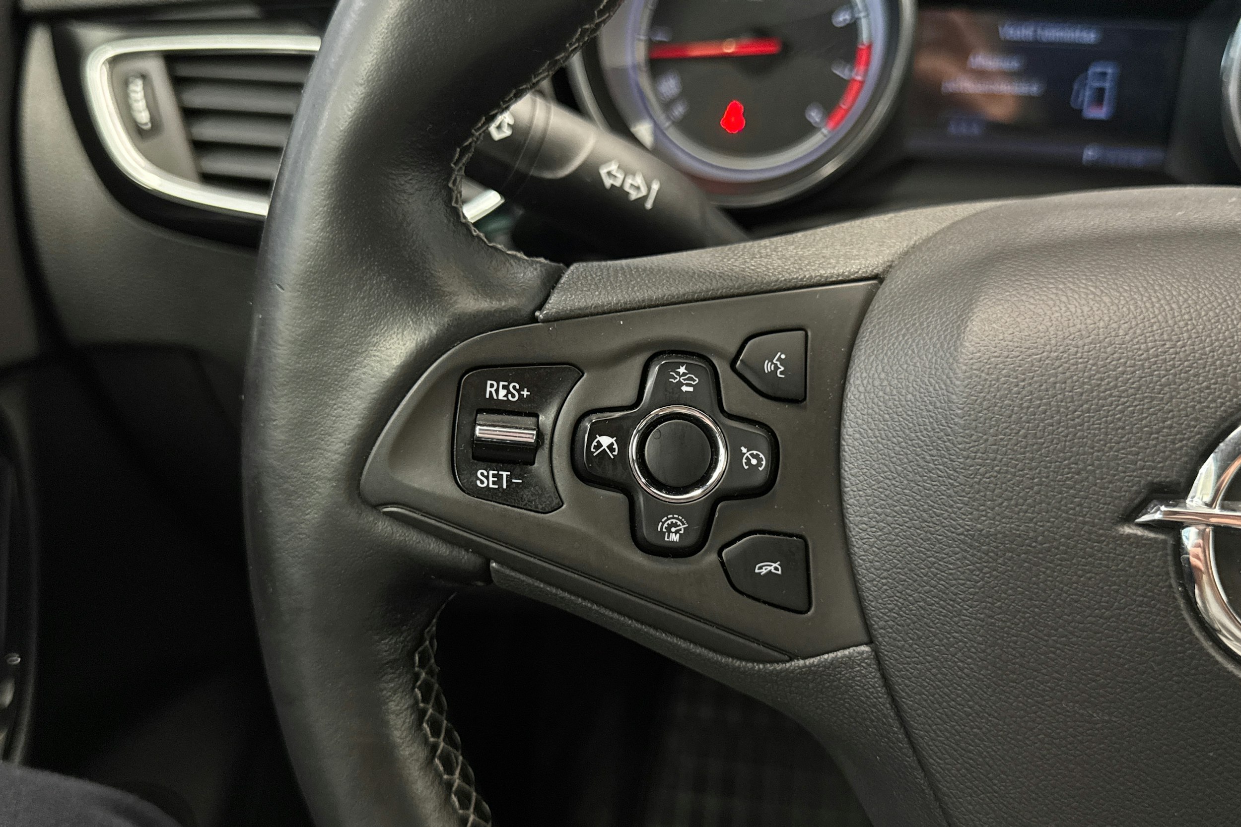 valkoinen Opel Astra 2016 kuva 17.