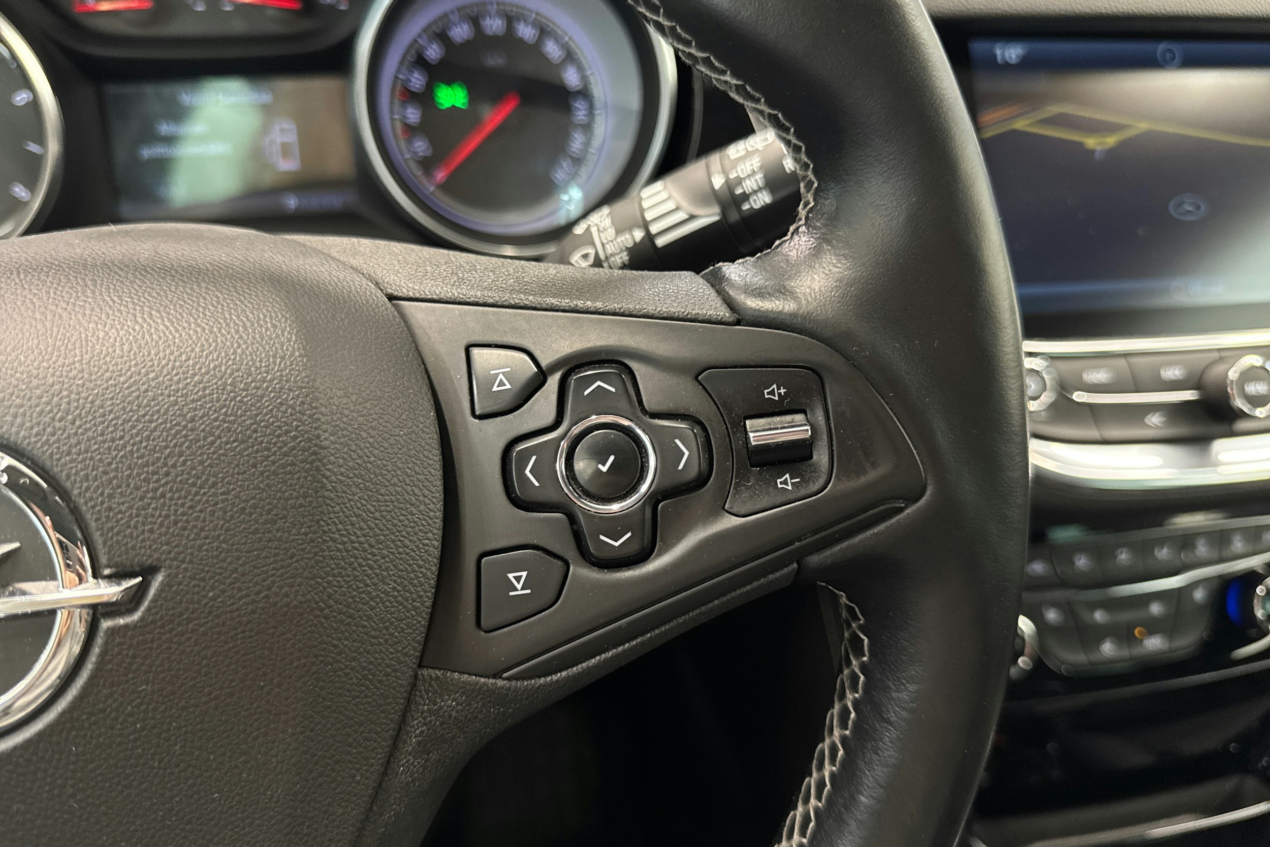 valkoinen Opel Astra 2016 kuva 19.