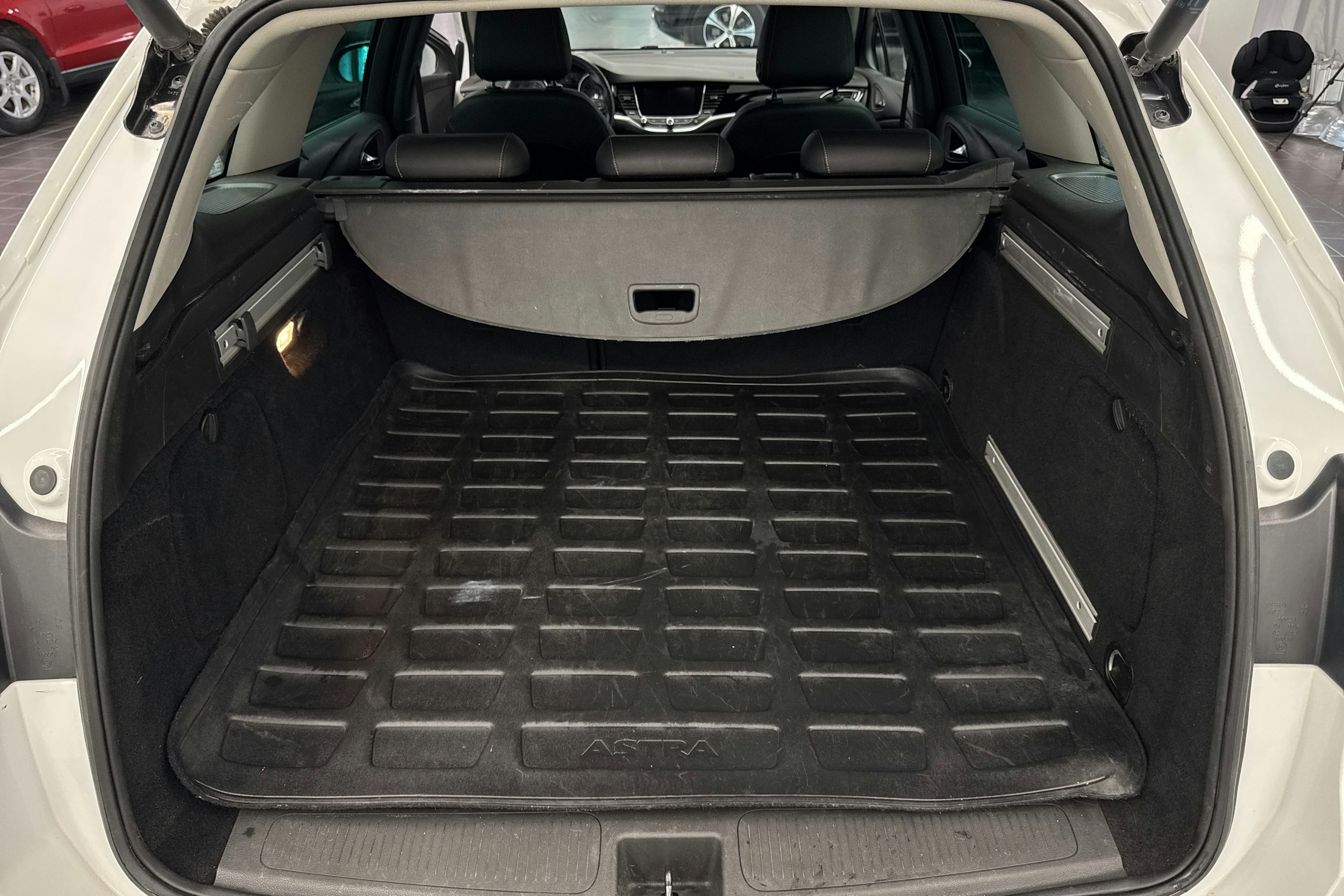 valkoinen Opel Astra 2016 kuva 28.