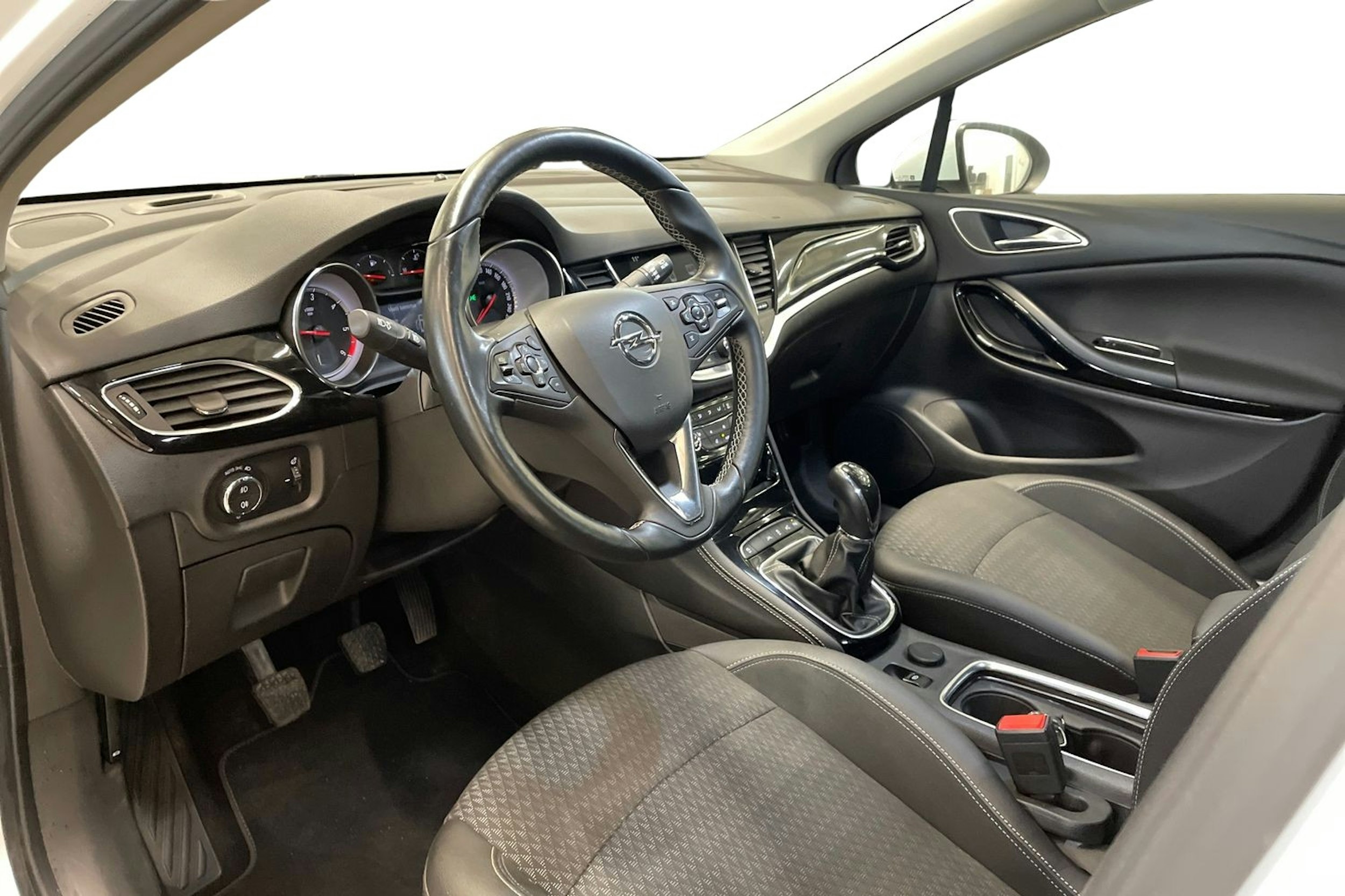 valkoinen Opel Astra 2016 kuva 7.