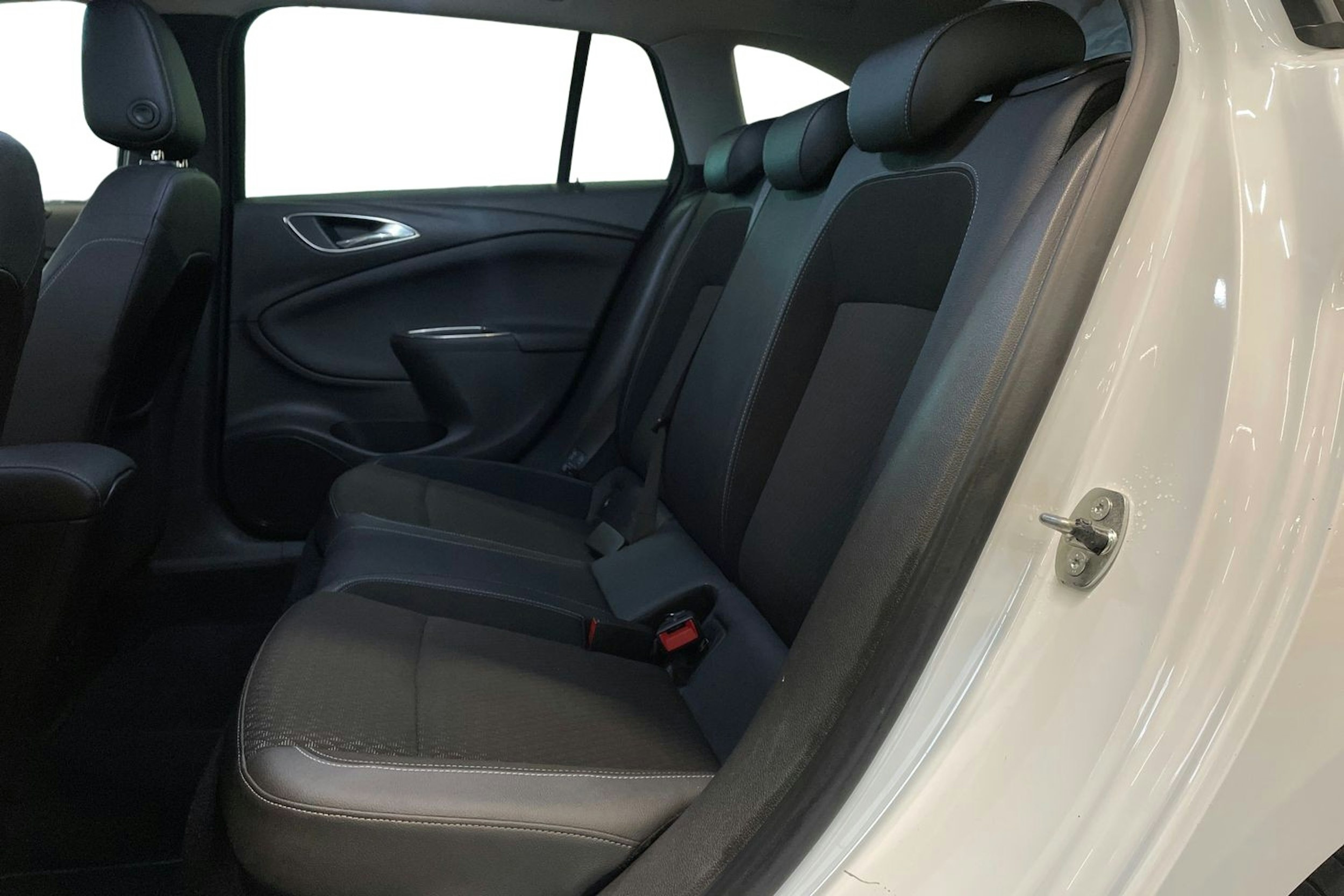 valkoinen Opel Astra 2016 kuva 10.