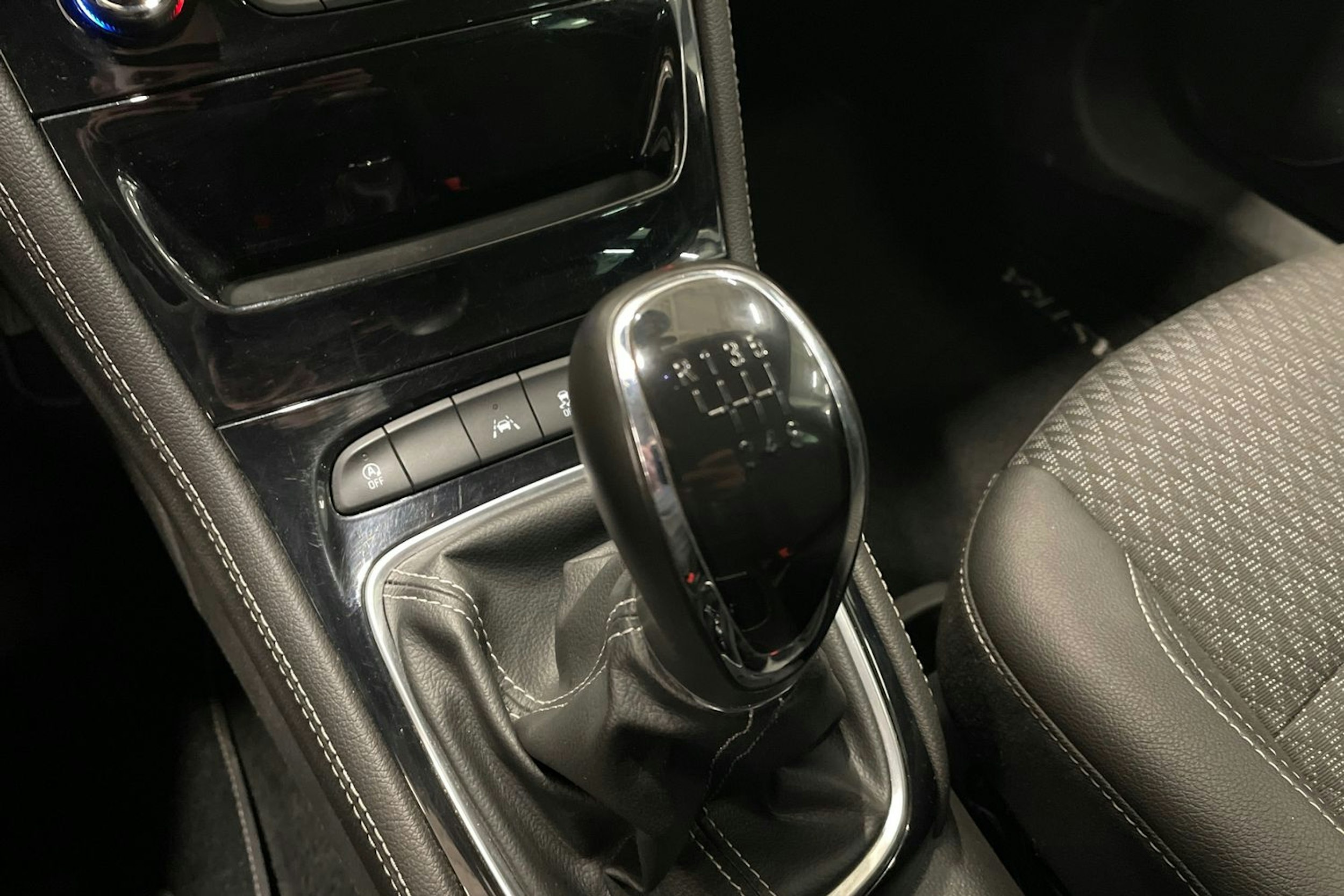 valkoinen Opel Astra 2016 kuva 26.