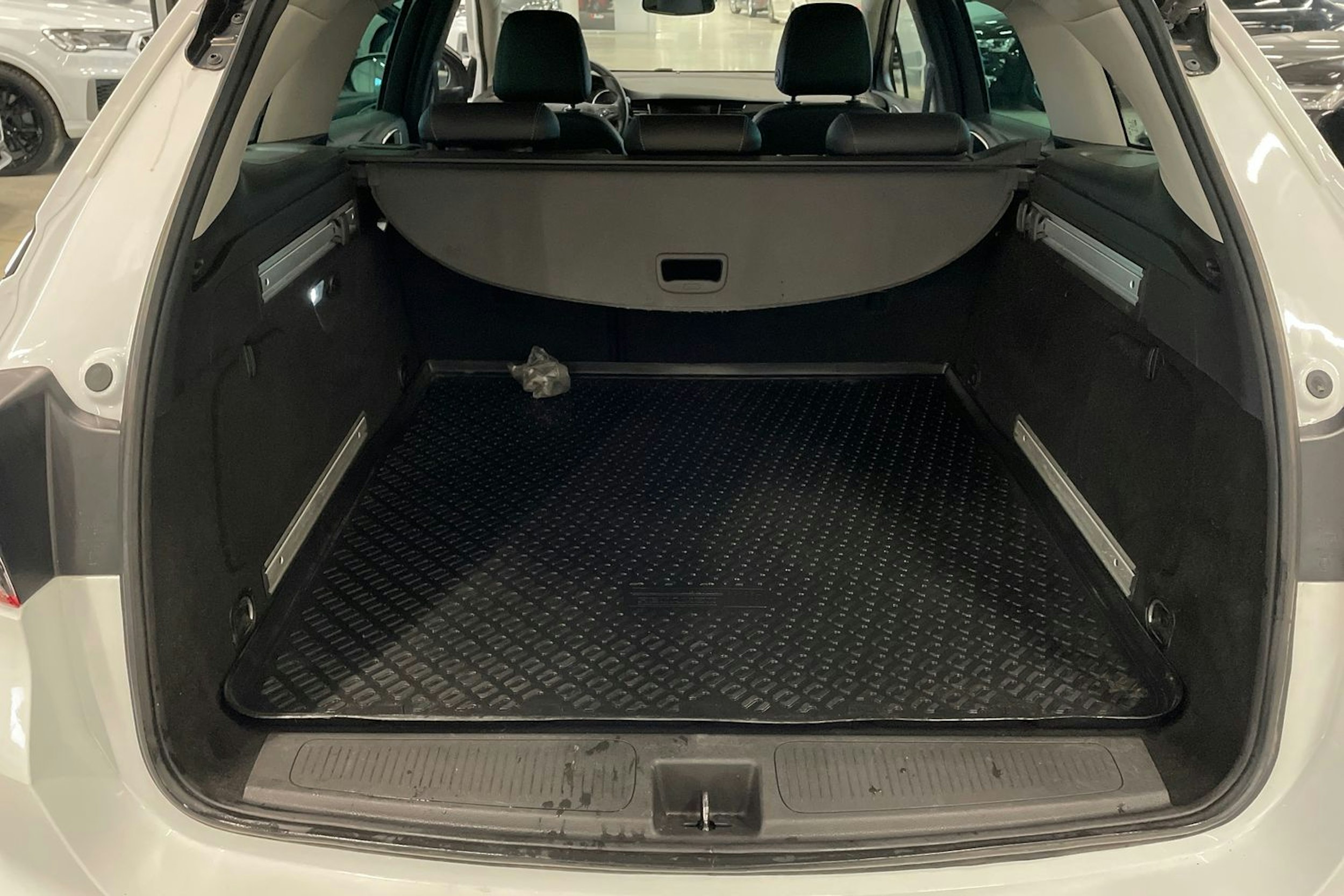 valkoinen Opel Astra 2016 kuva 32.