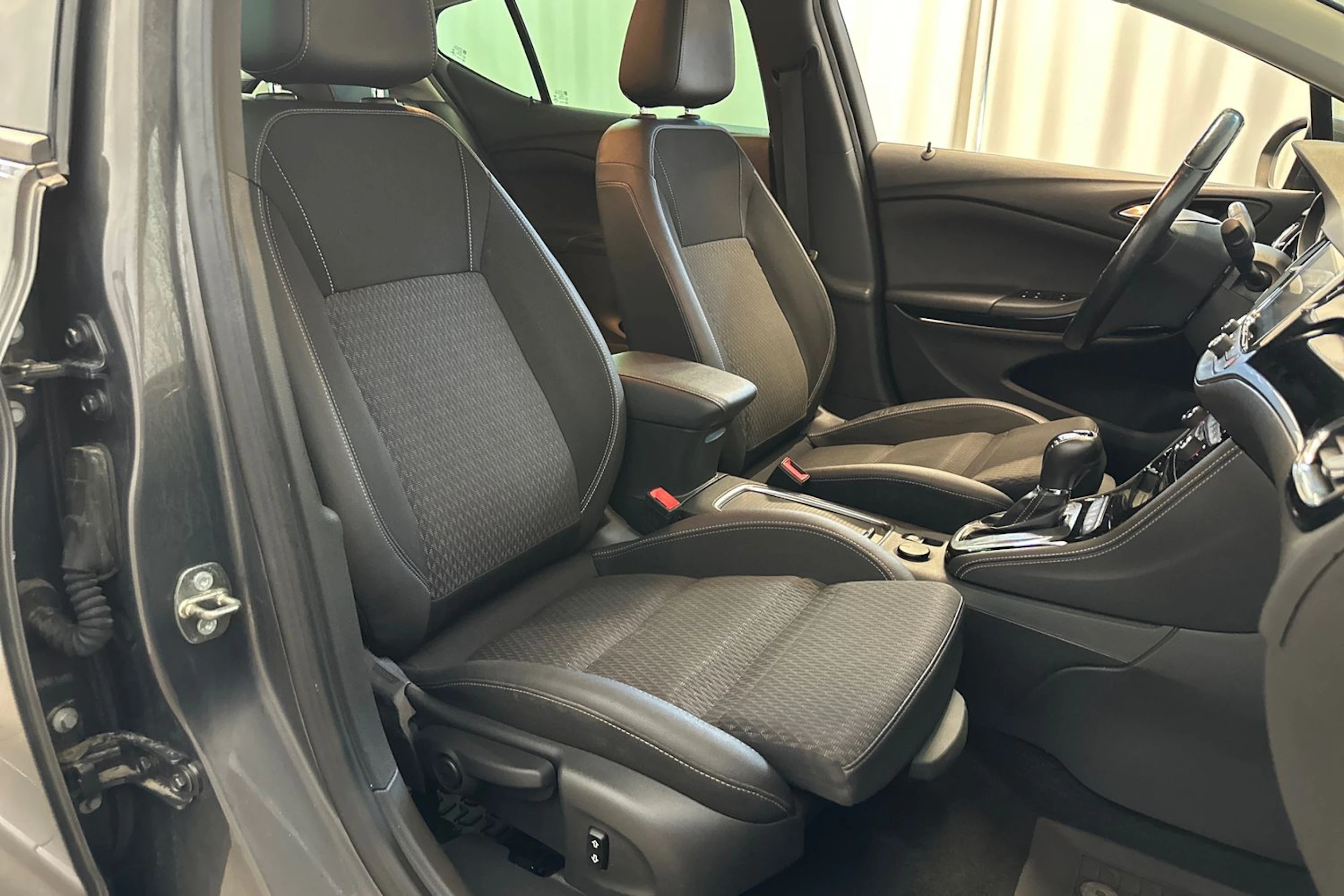 harmaa Opel Astra 2016 kuva 10.