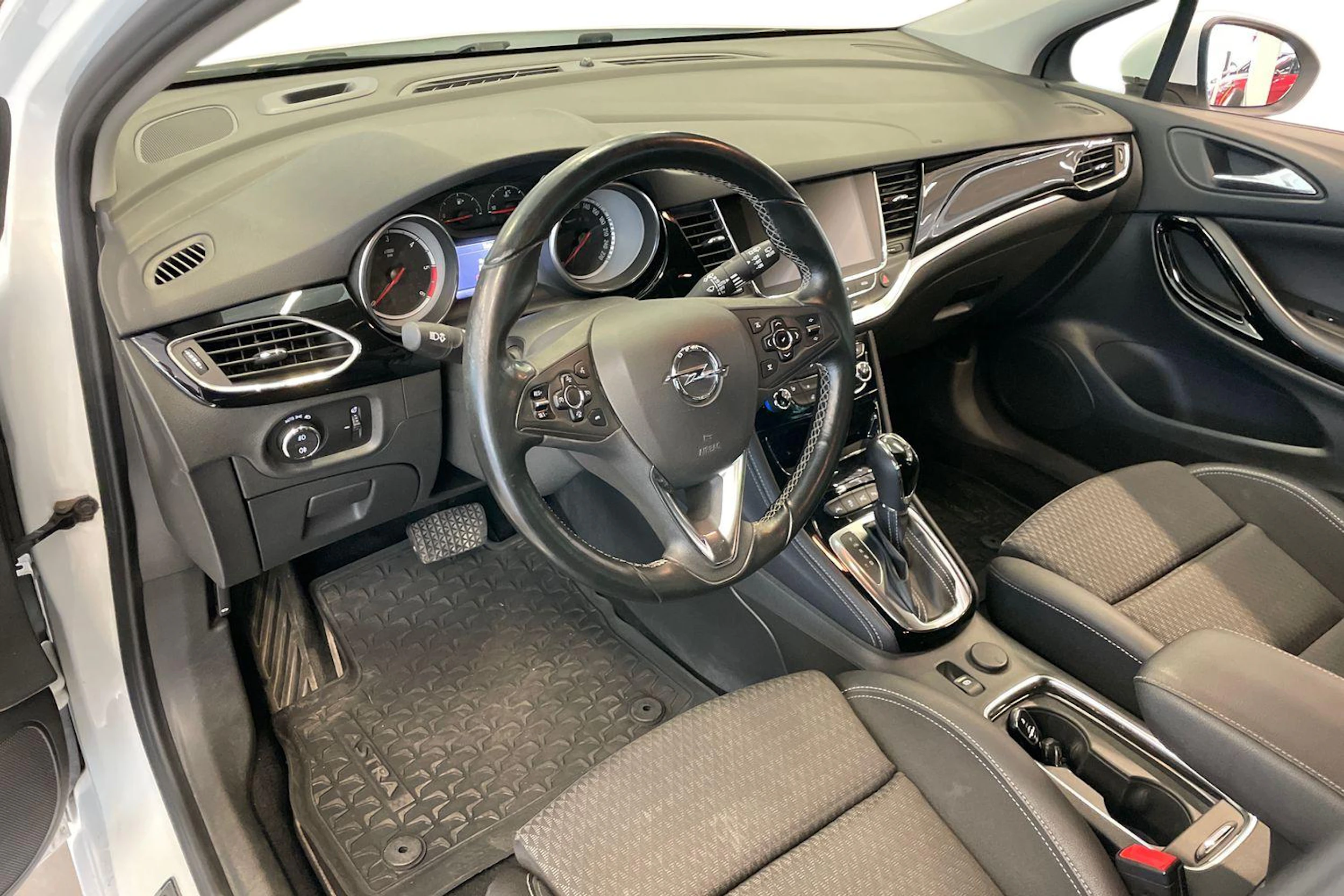 valkoinen Opel Astra 2016 kuva 3.