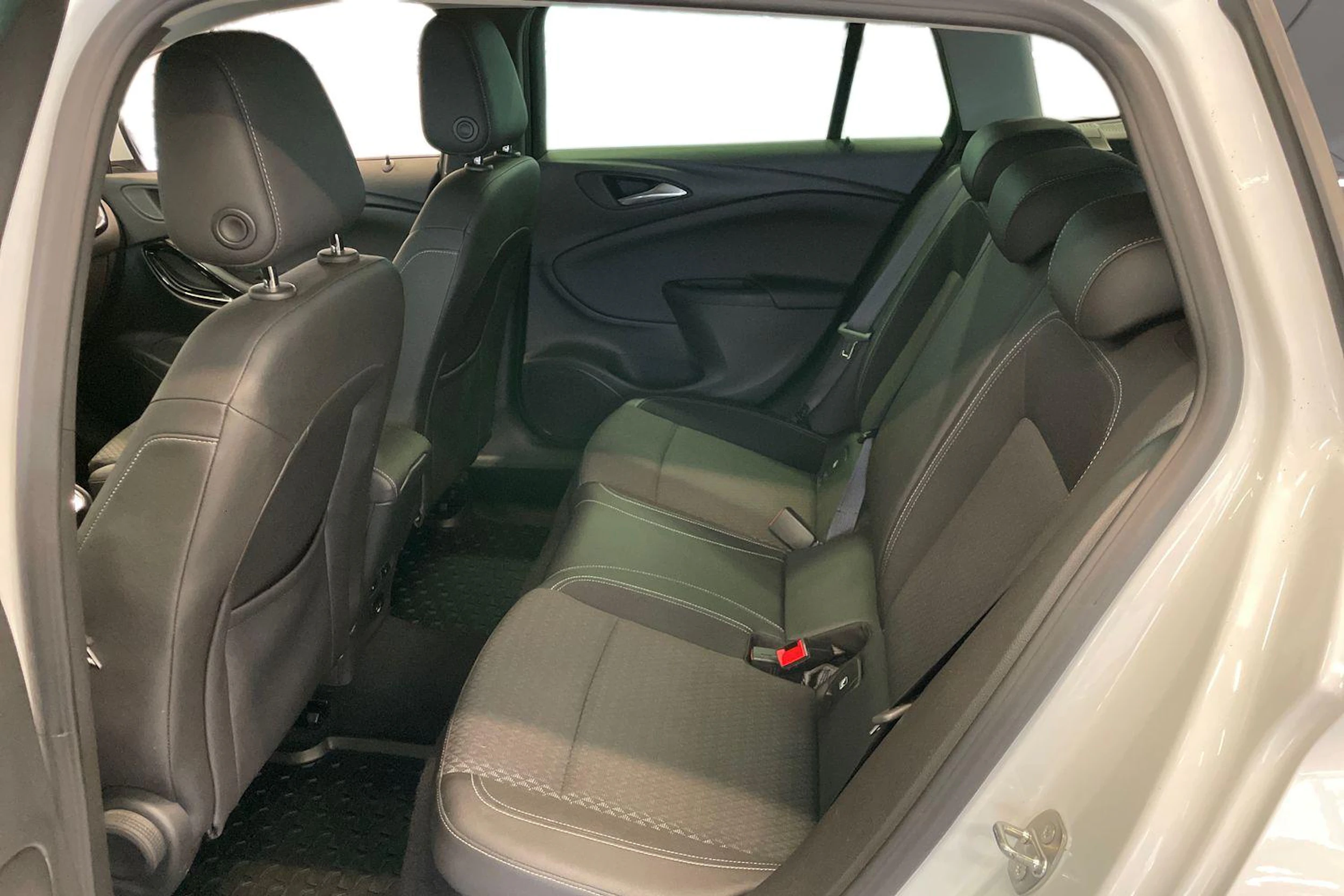 valkoinen Opel Astra 2017 kuva 8.
