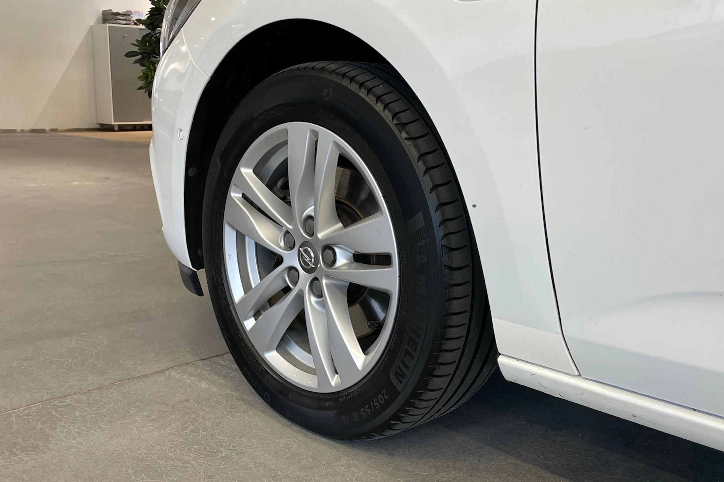 valkoinen Opel Astra 2017 kuva 10.