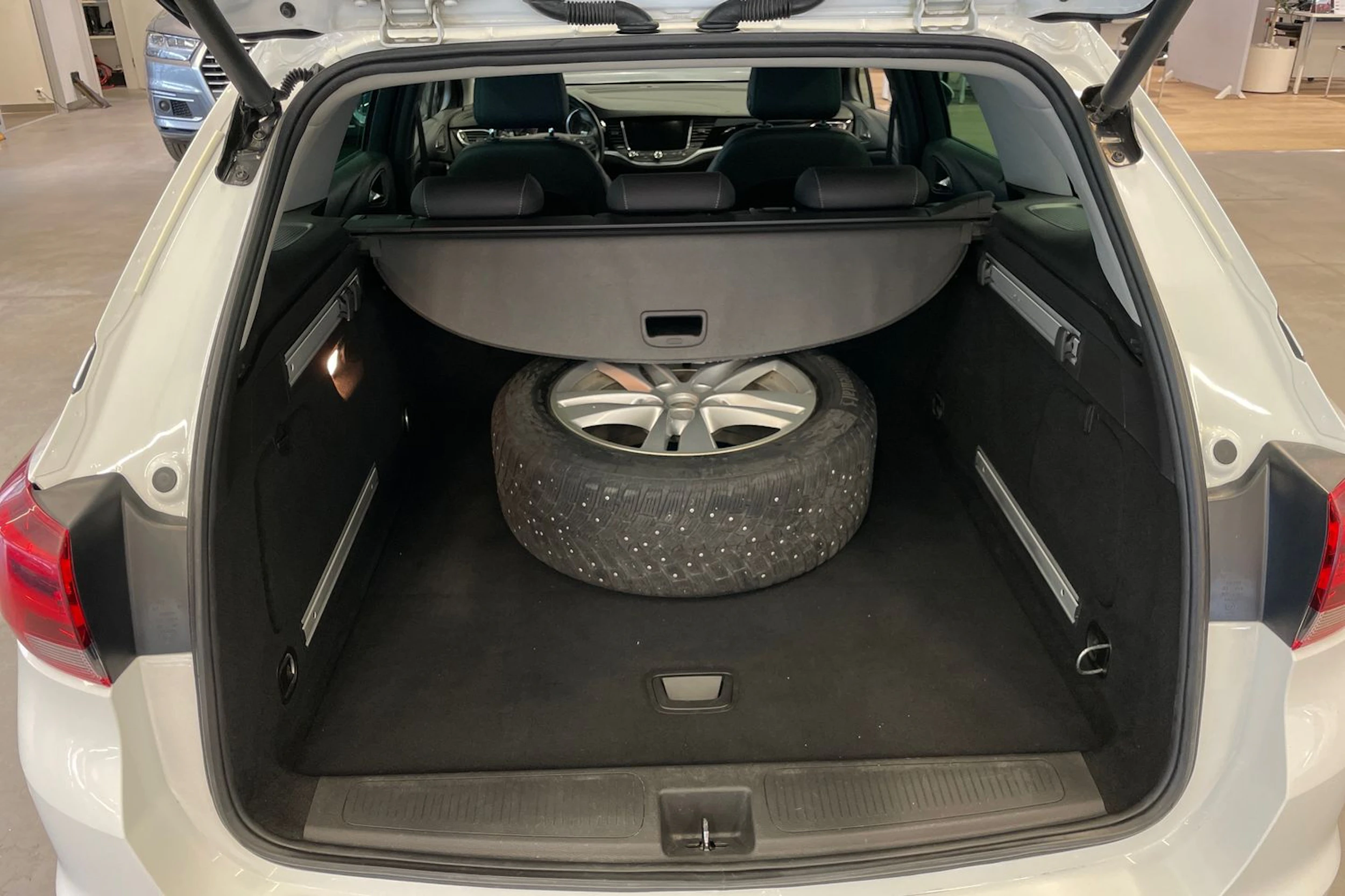 valkoinen Opel Astra 2017 kuva 11.