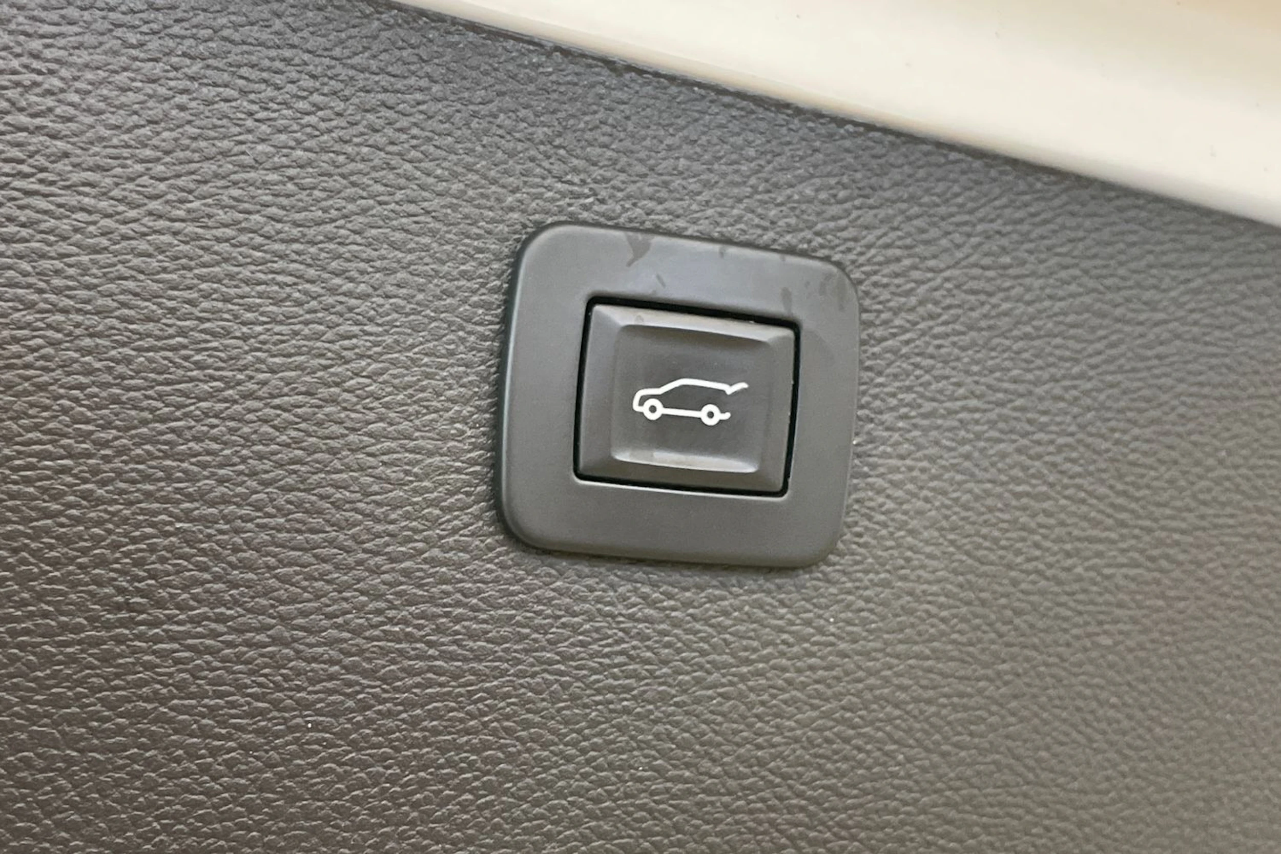valkoinen Opel Astra 2017 kuva 12.