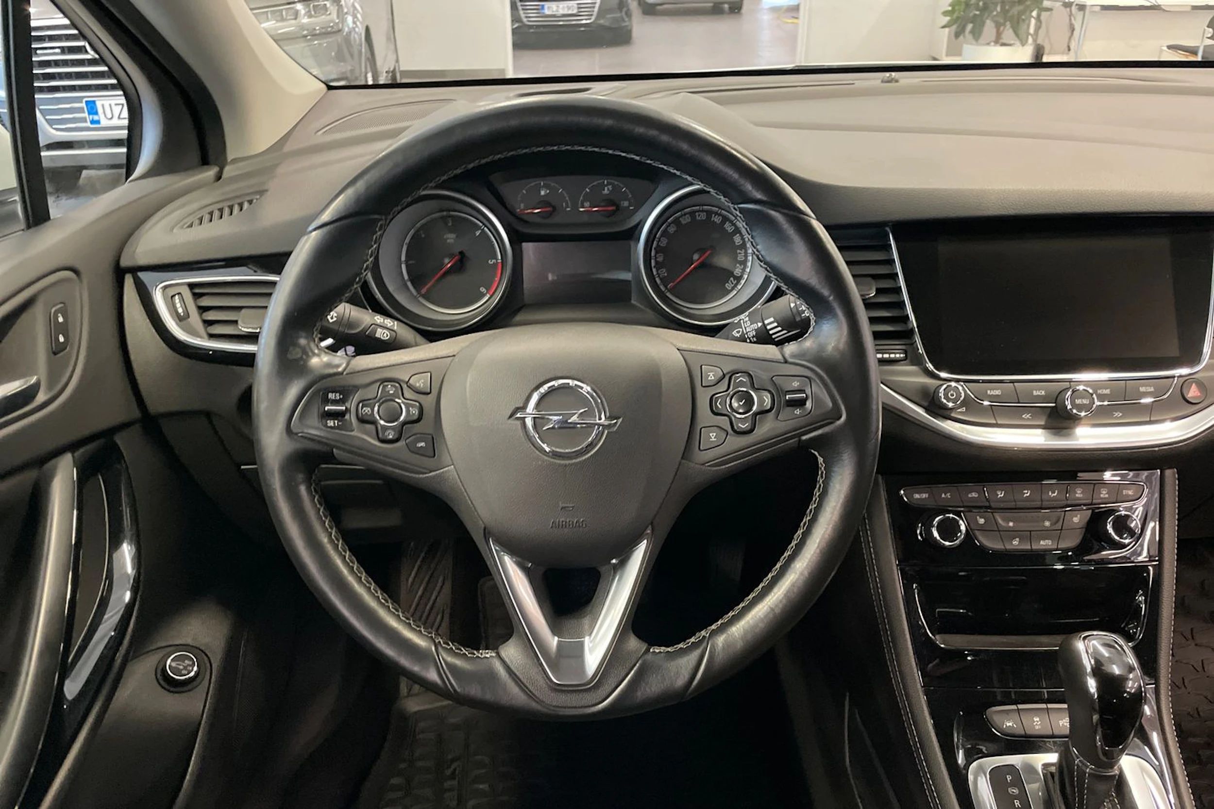 valkoinen Opel Astra 2017 kuva 13.