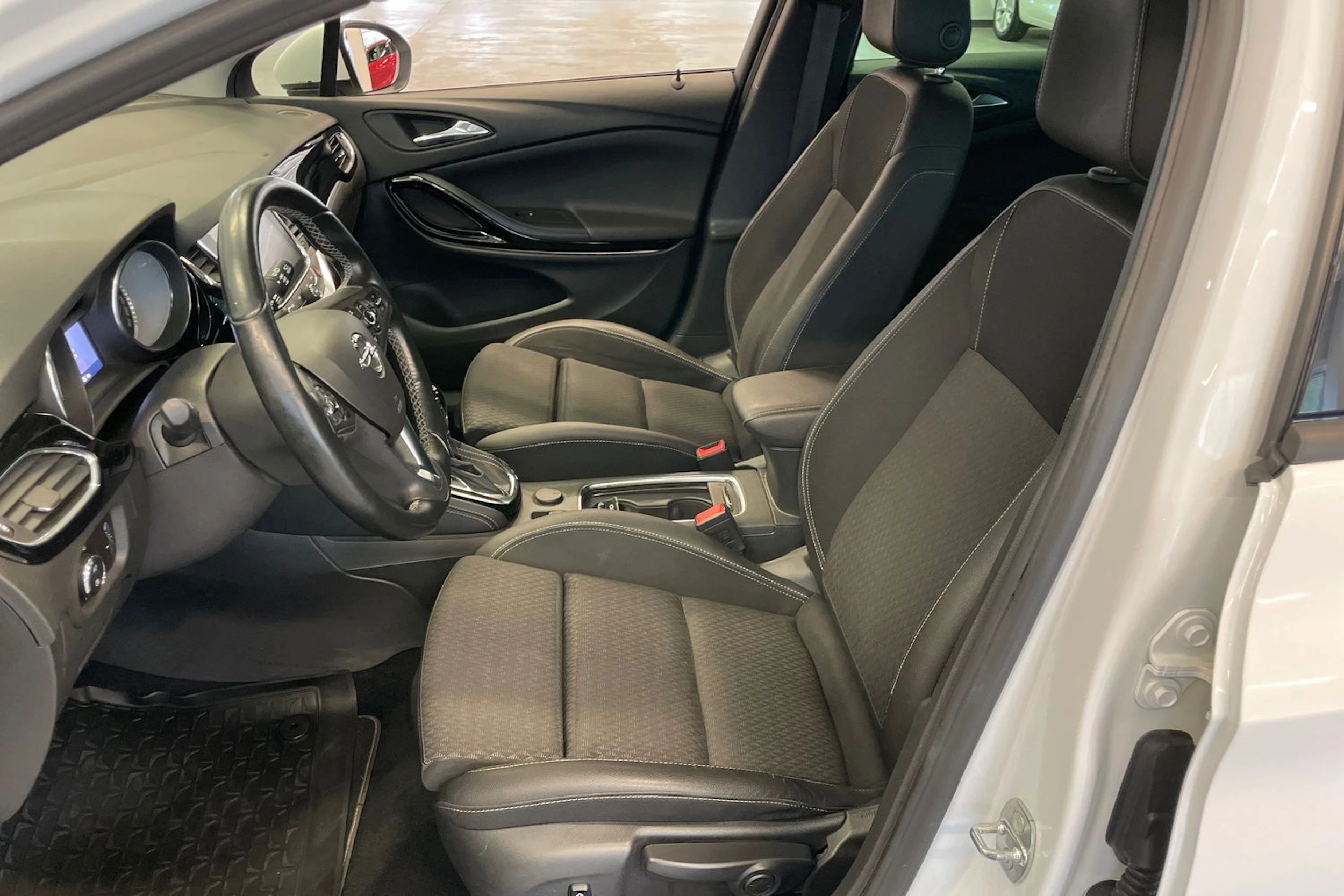 valkoinen Opel Astra 2017 kuva 15.