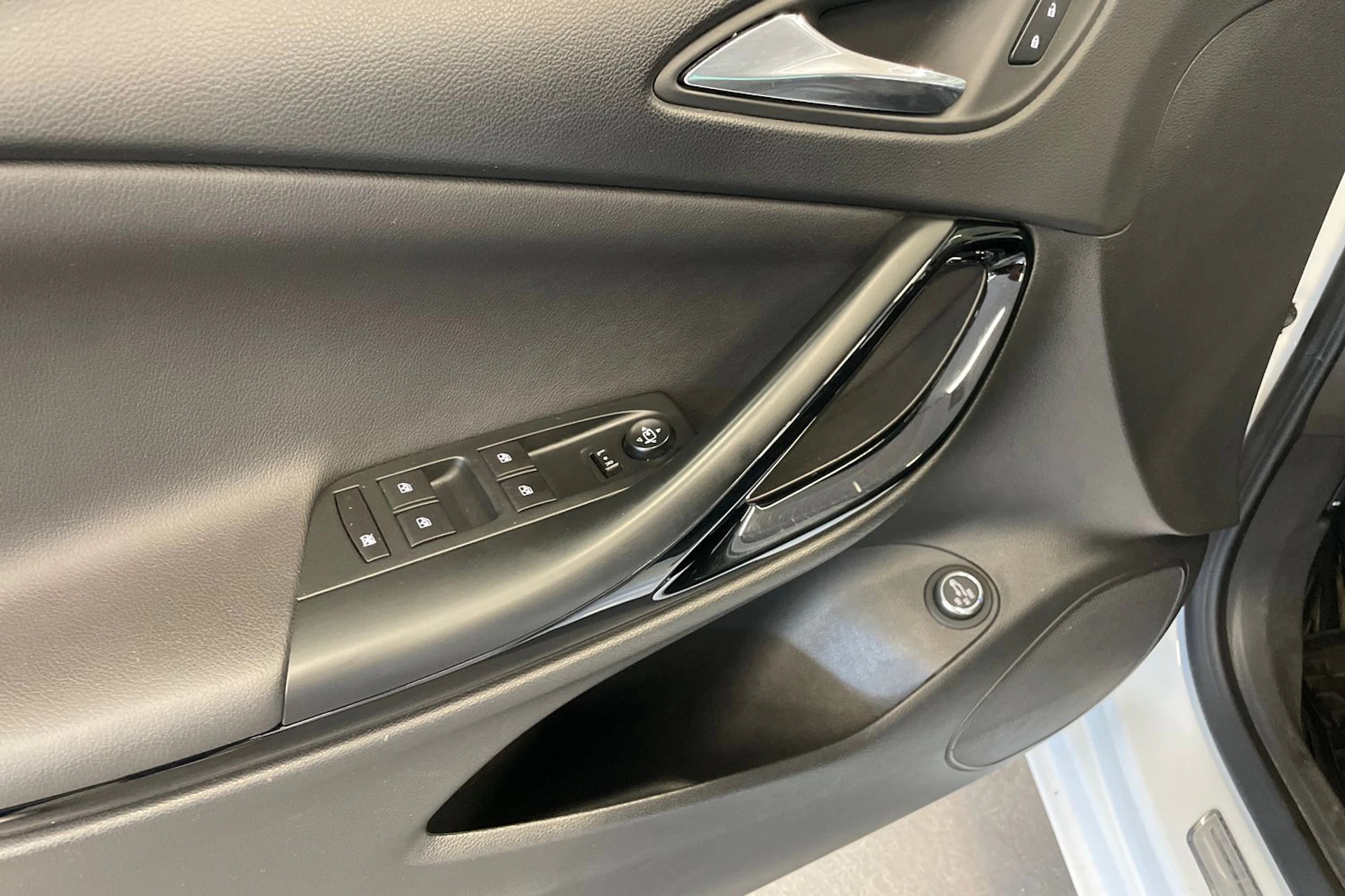 valkoinen Opel Astra 2017 kuva 16.