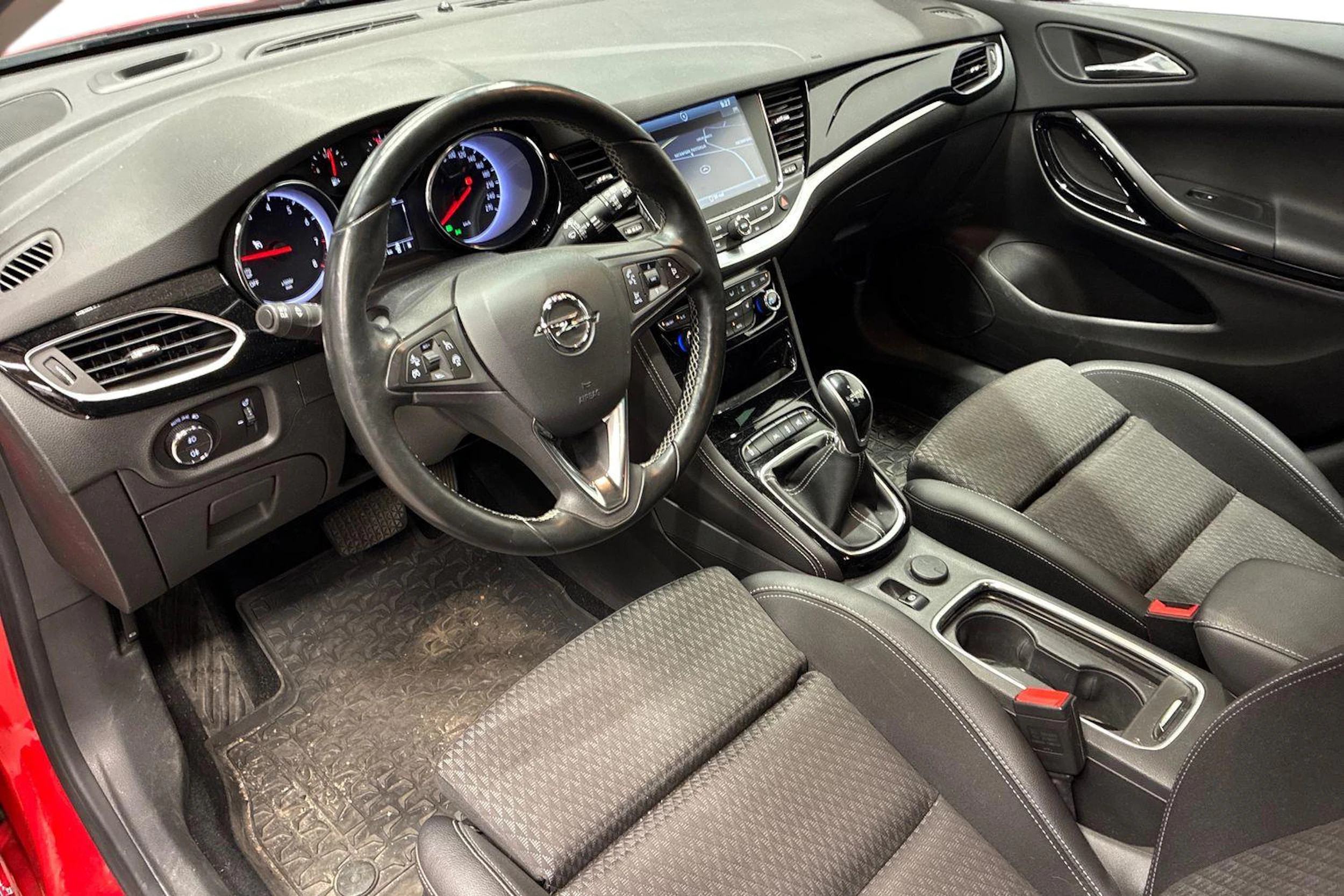 punainen Opel Astra 2017 kuva 3.