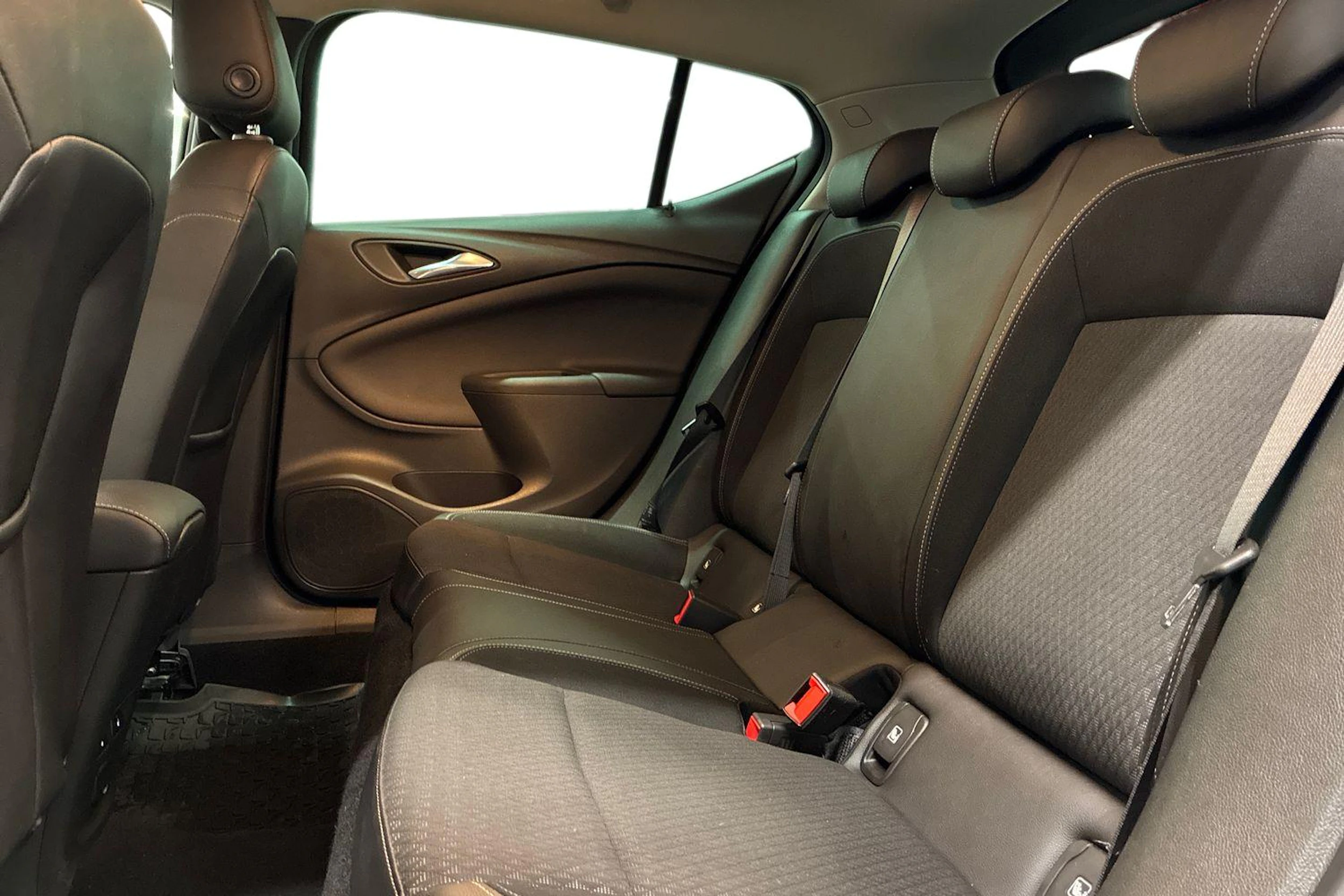 punainen Opel Astra 2017 kuva 8.