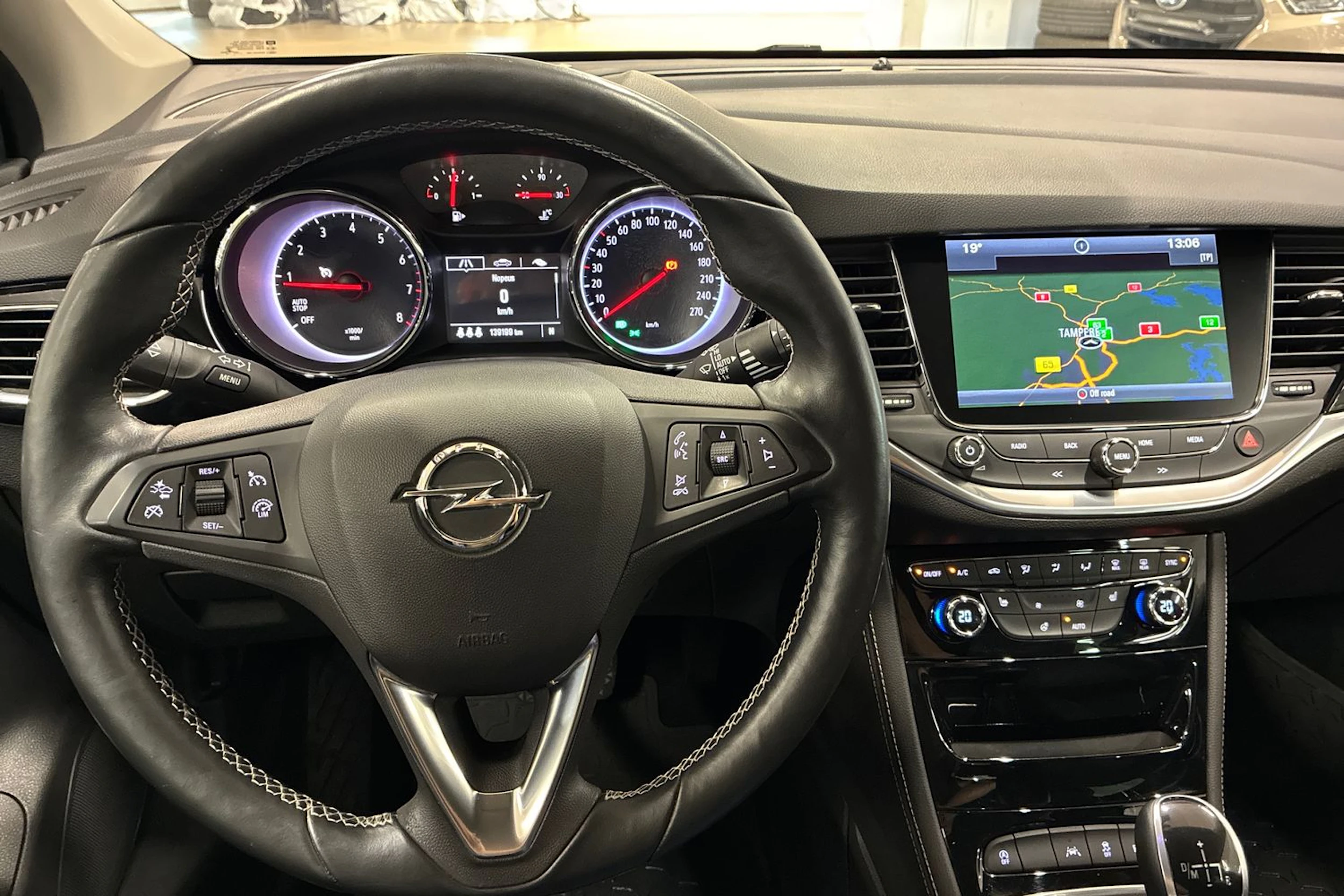 punainen Opel Astra 2017 kuva 11.