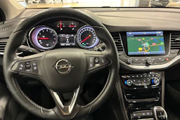 punainen Opel Astra 2017 kuva 11.