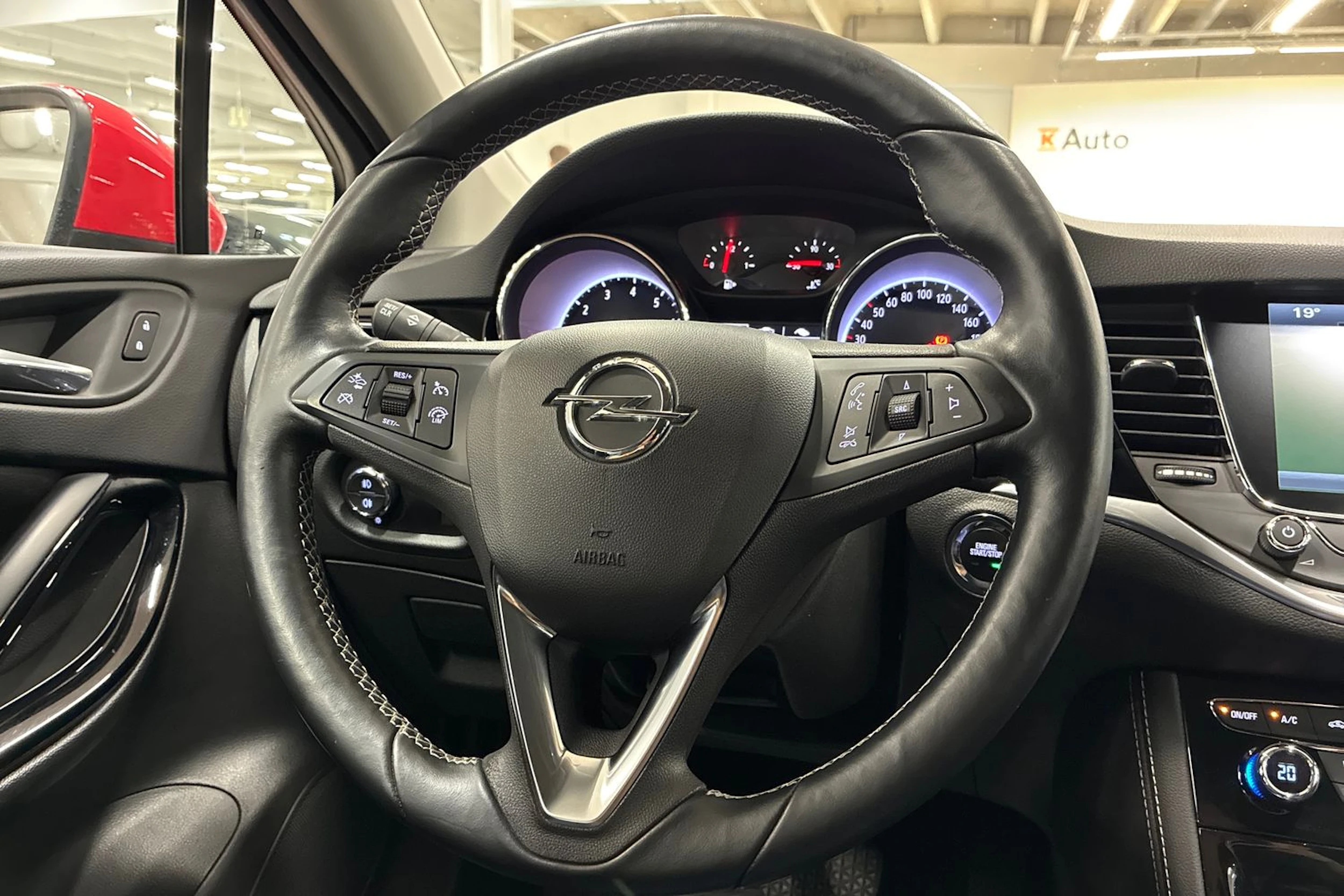 punainen Opel Astra 2017 kuva 12.