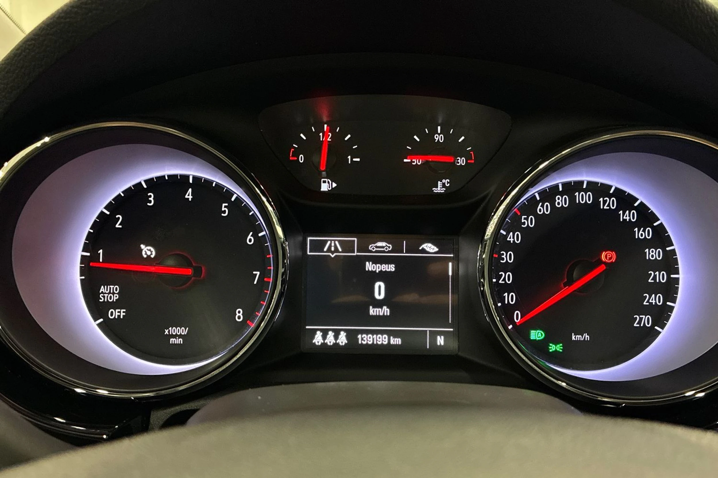 punainen Opel Astra 2017 kuva 13.