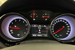 punainen Opel Astra 2017 kuva 13.
