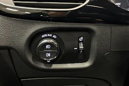 punainen Opel Astra 2017 kuva 17.