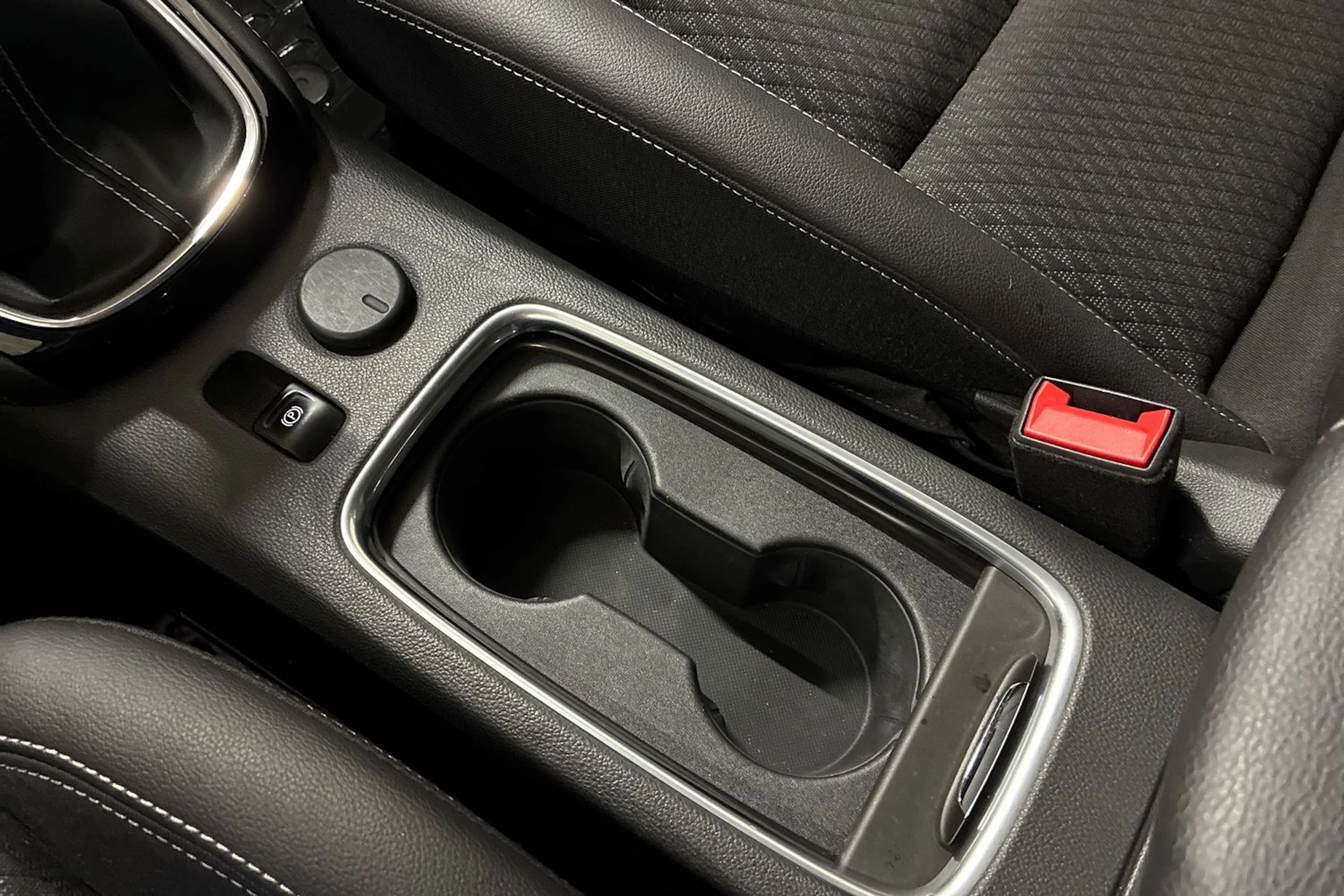 punainen Opel Astra 2017 kuva 19.