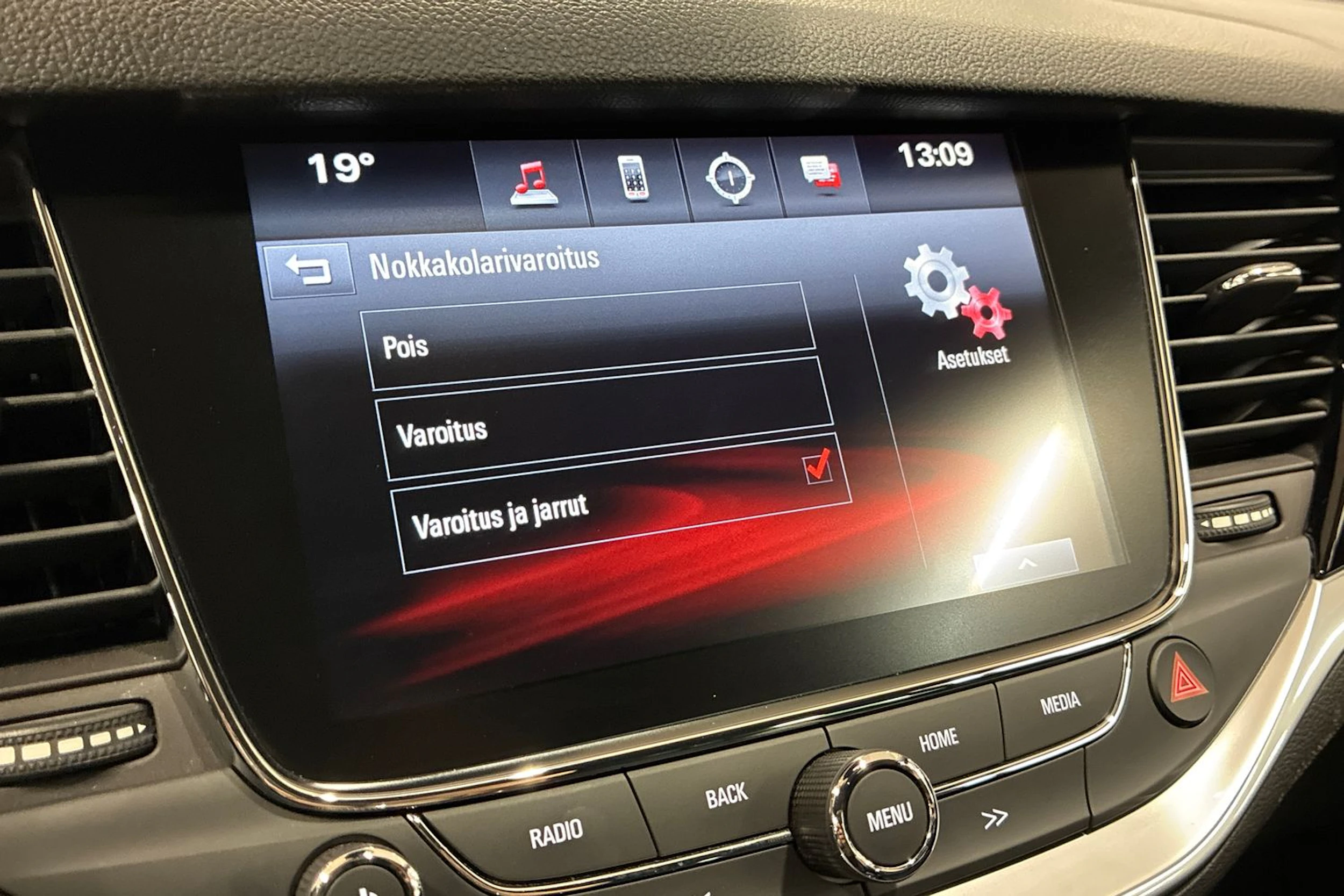 punainen Opel Astra 2017 kuva 27.