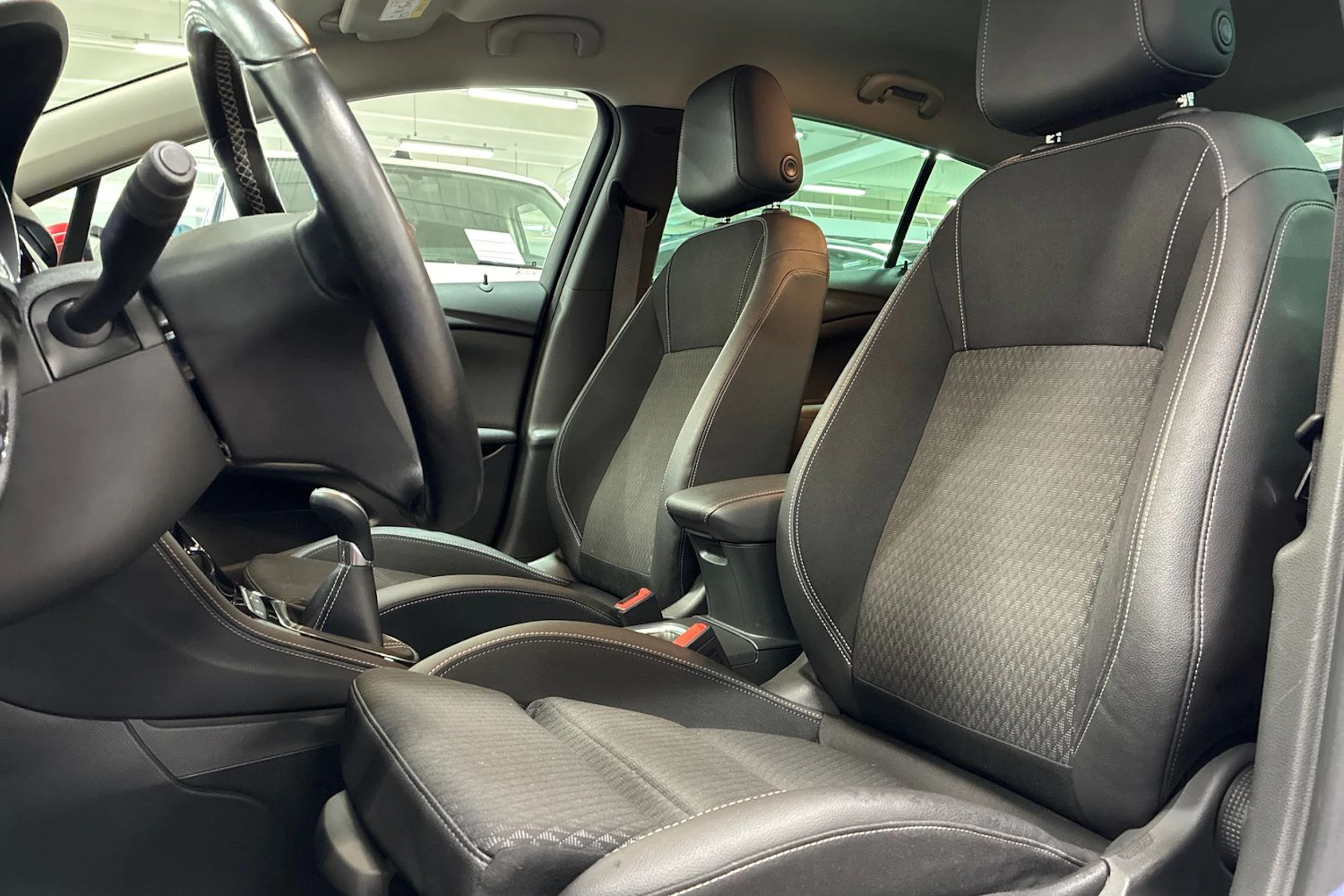 punainen Opel Astra 2017 kuva 28.