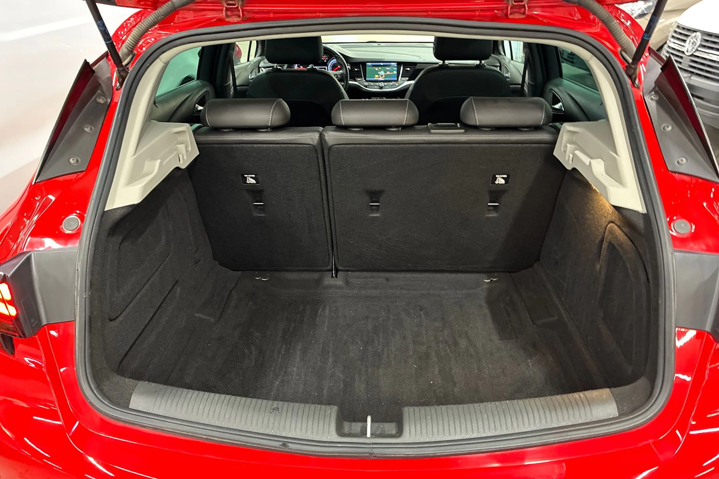 punainen Opel Astra 2017 kuva 29.
