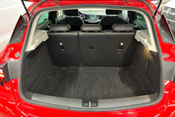 punainen Opel Astra 2017 kuva 29.