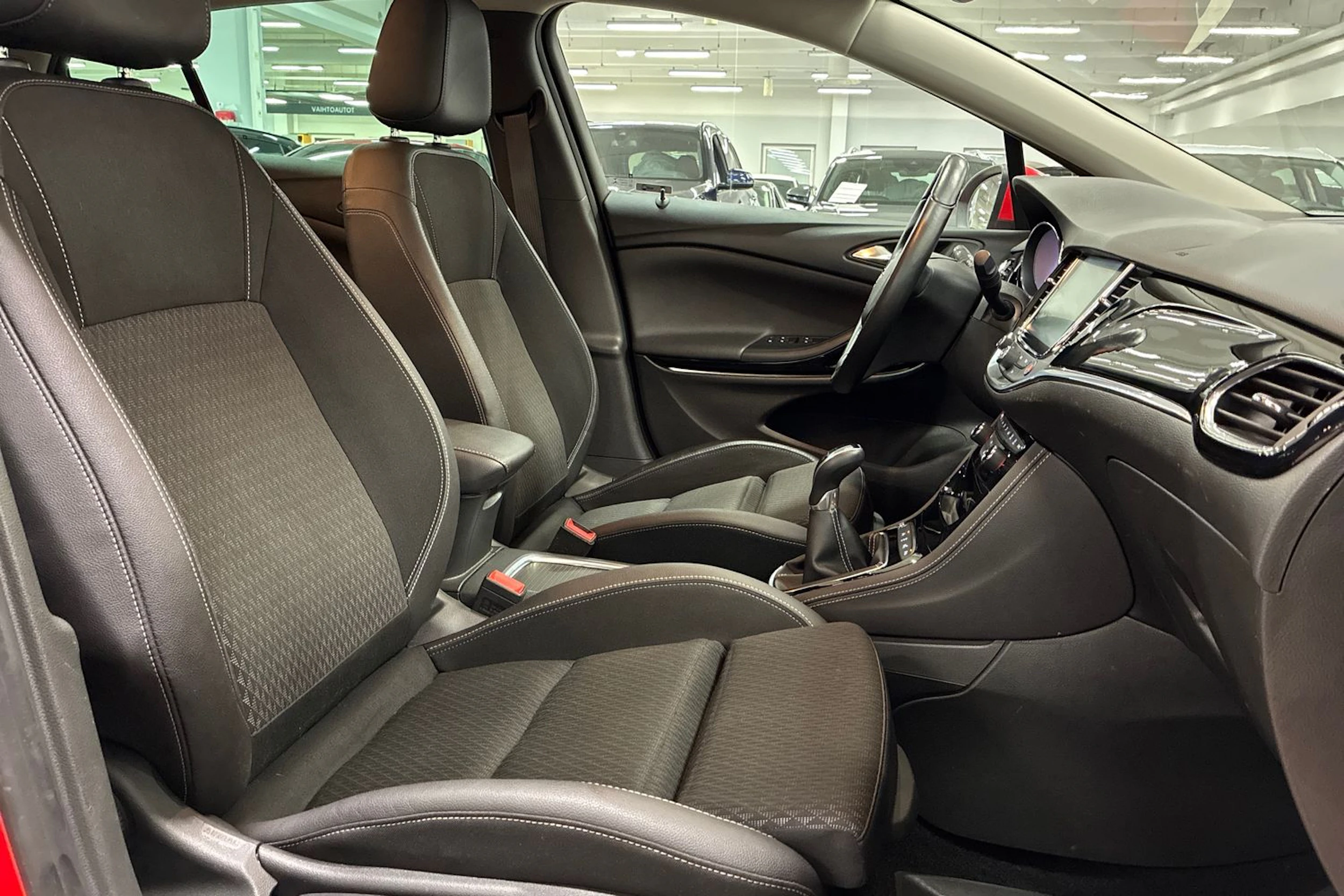 punainen Opel Astra 2017 kuva 30.
