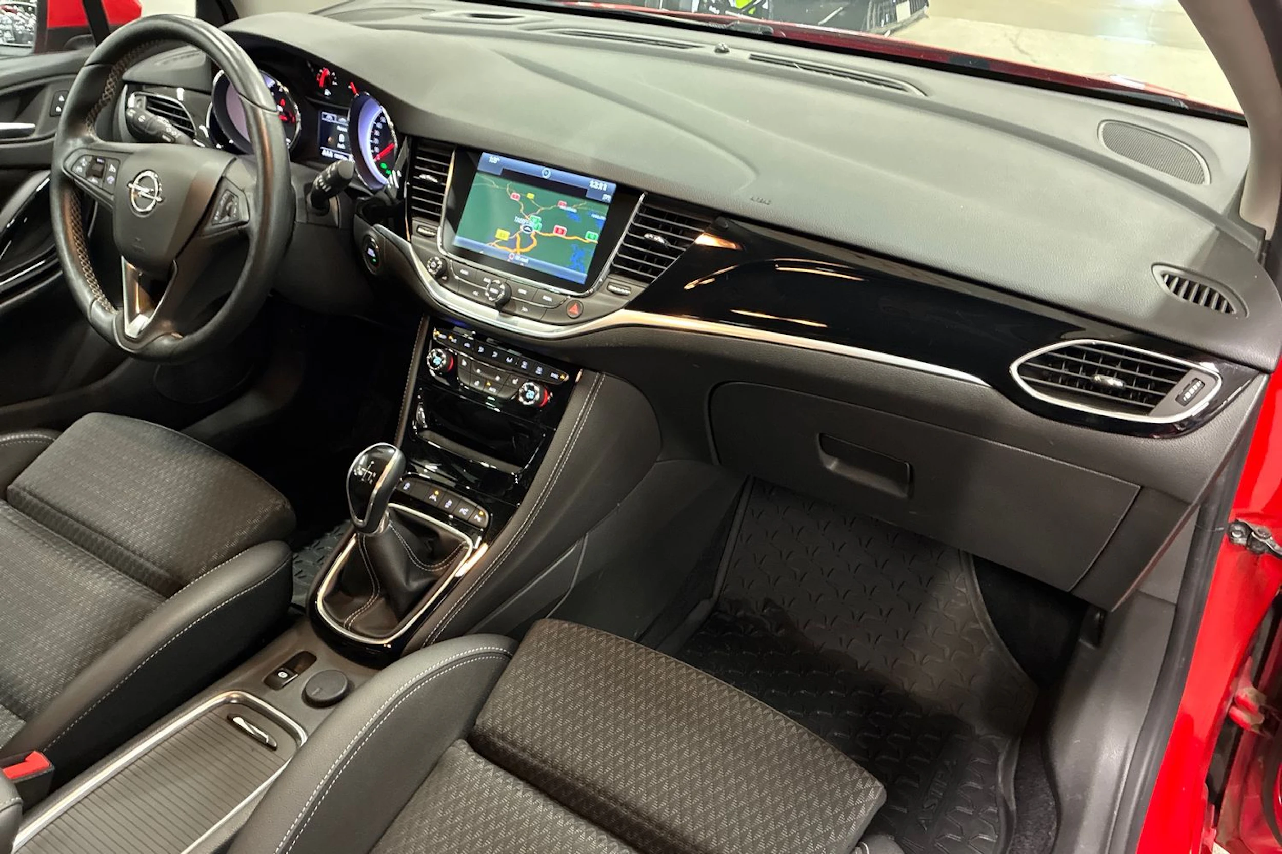 punainen Opel Astra 2017 kuva 31.