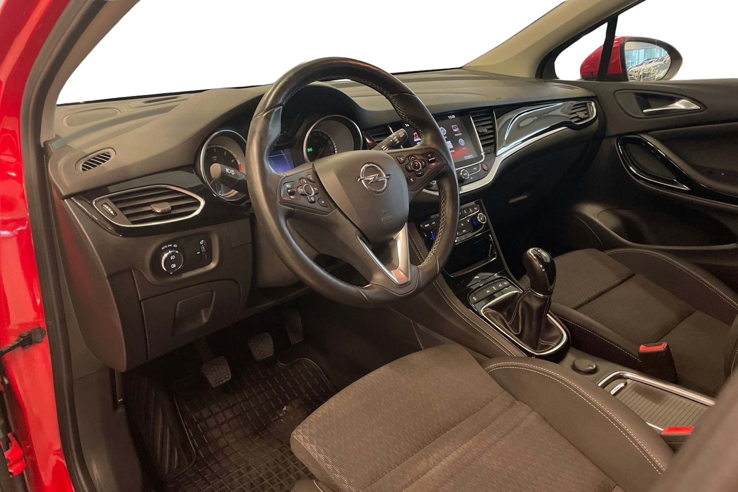 punainen Opel Astra 2017 kuva 7.