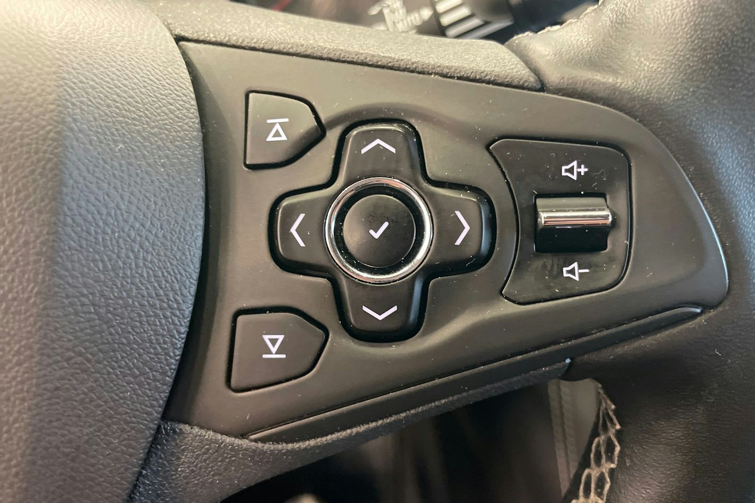 punainen Opel Astra 2017 kuva 20.