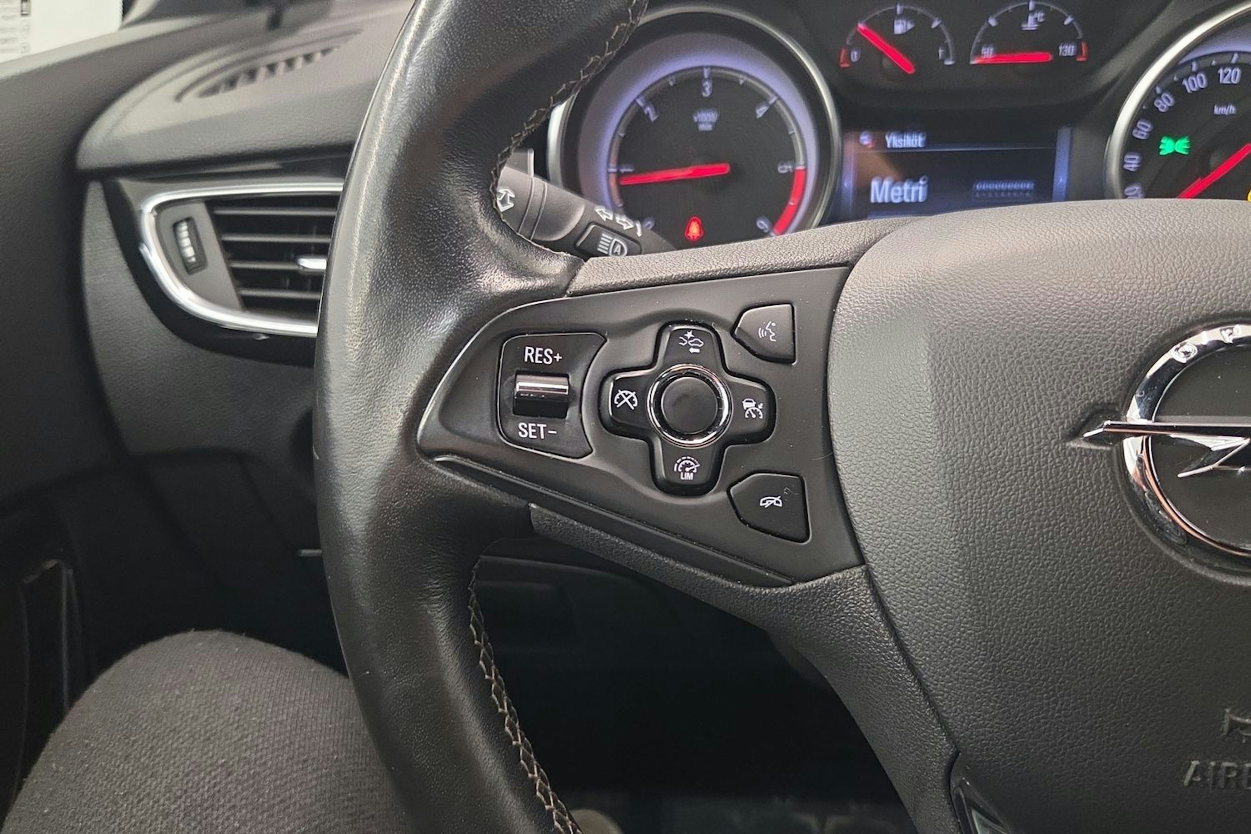 Harmaa Opel ASTRA 2017 kuva 13.