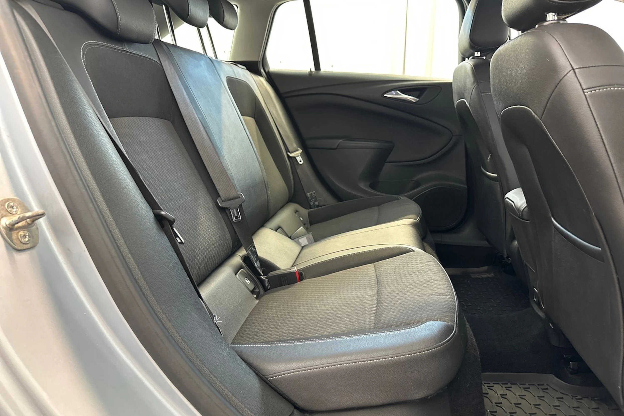 harmaa Opel Astra 2017 kuva 10.