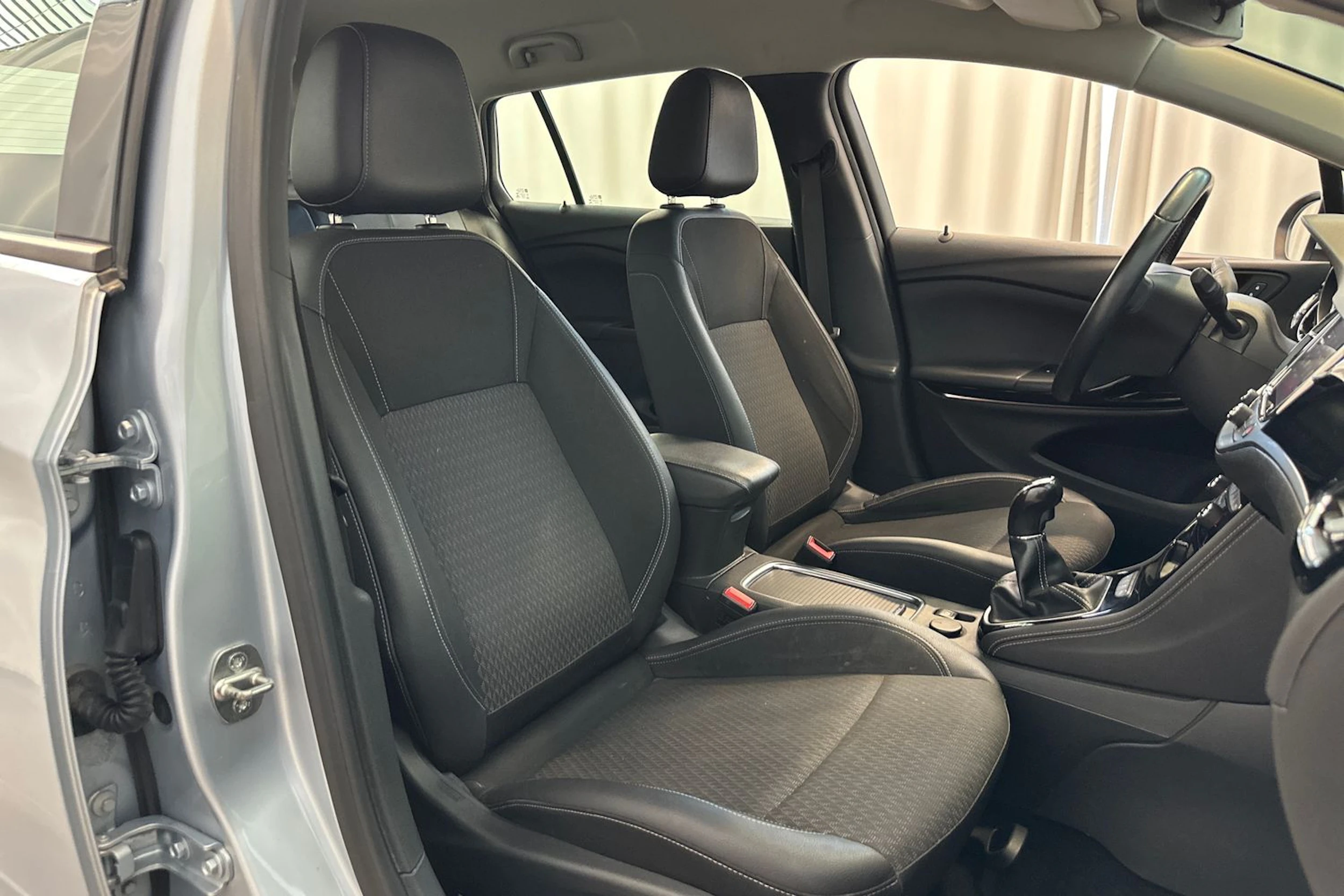 harmaa Opel Astra 2017 kuva 11.