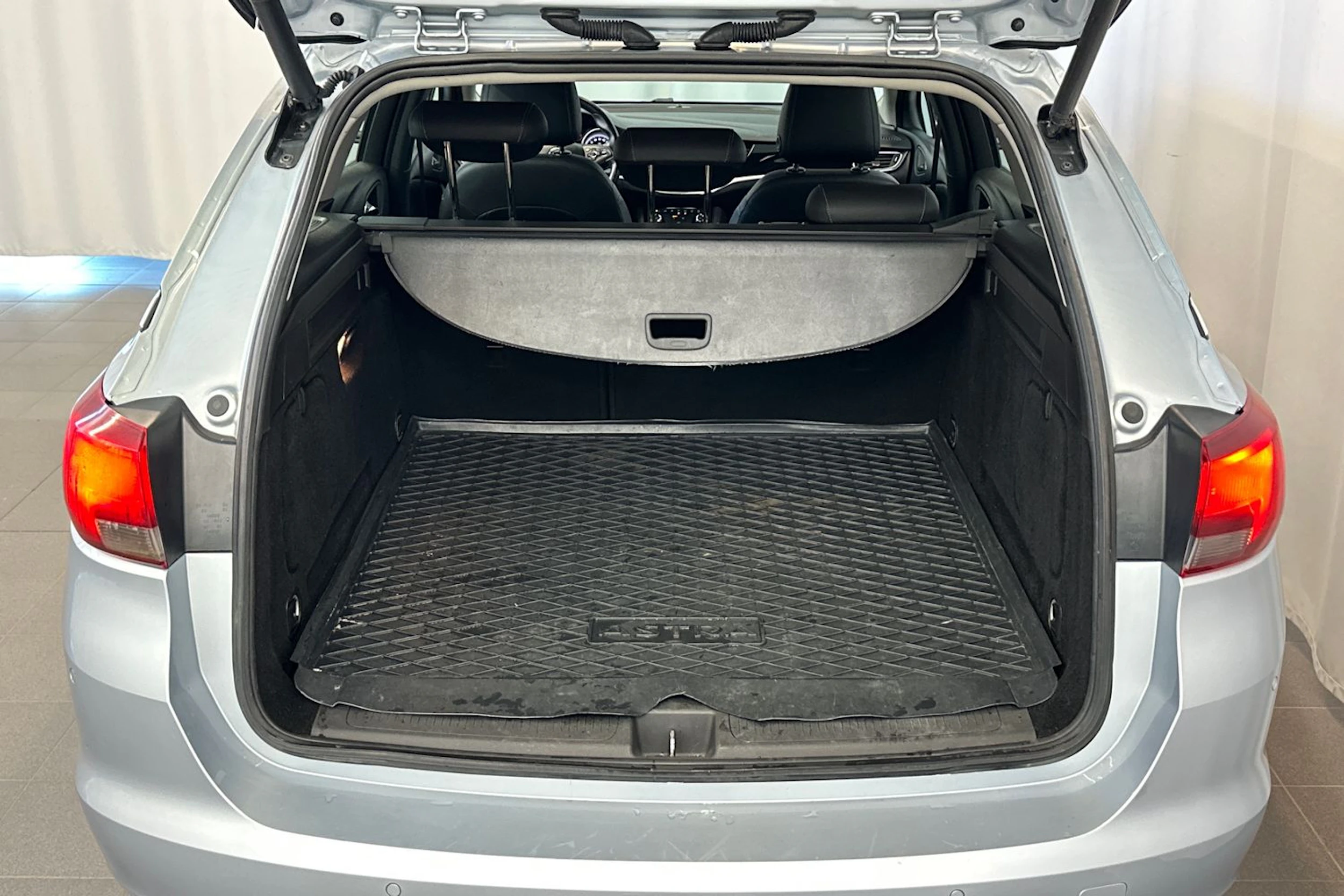 harmaa Opel Astra 2017 kuva 13.