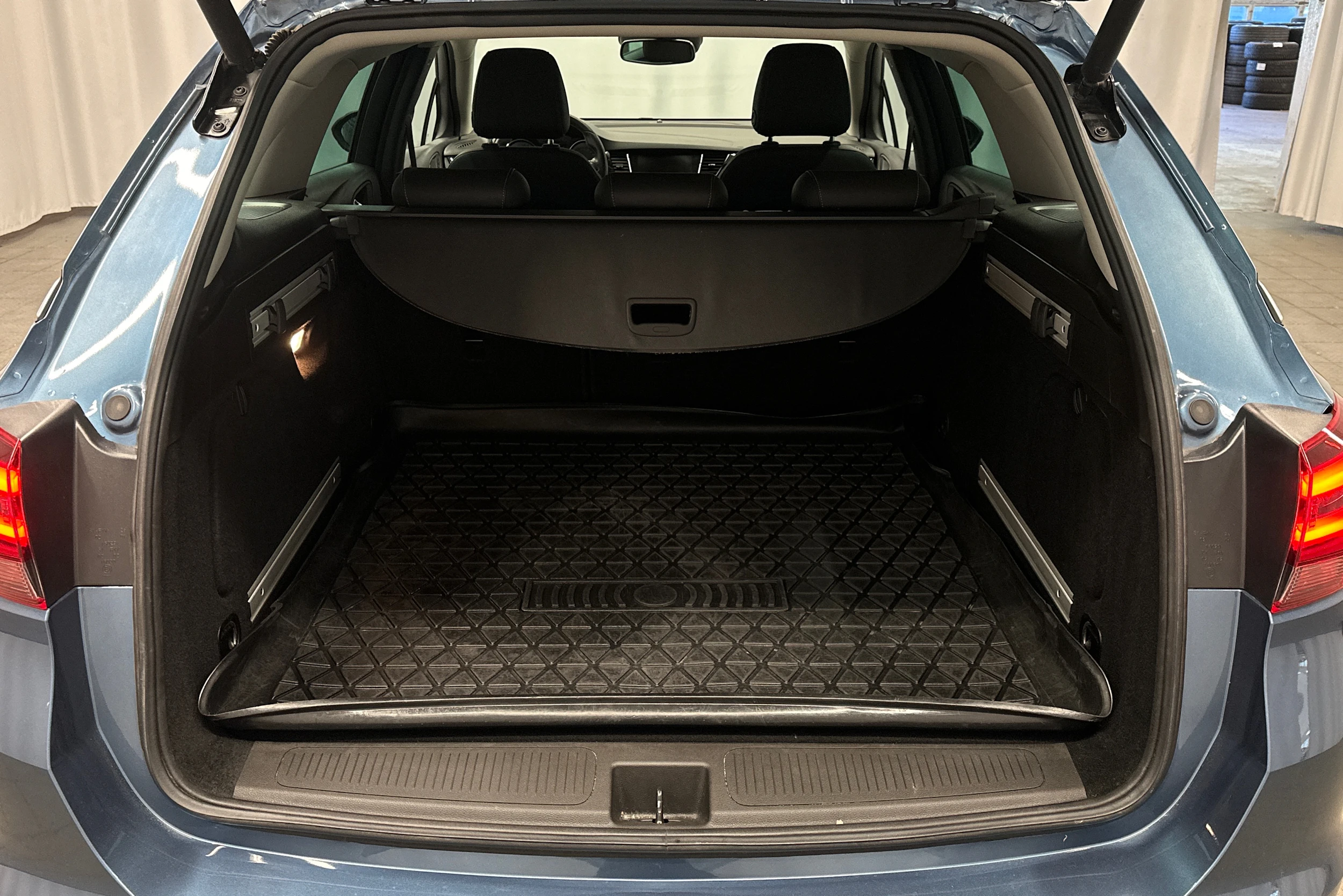 sininen Opel Astra 2017 kuva 11.